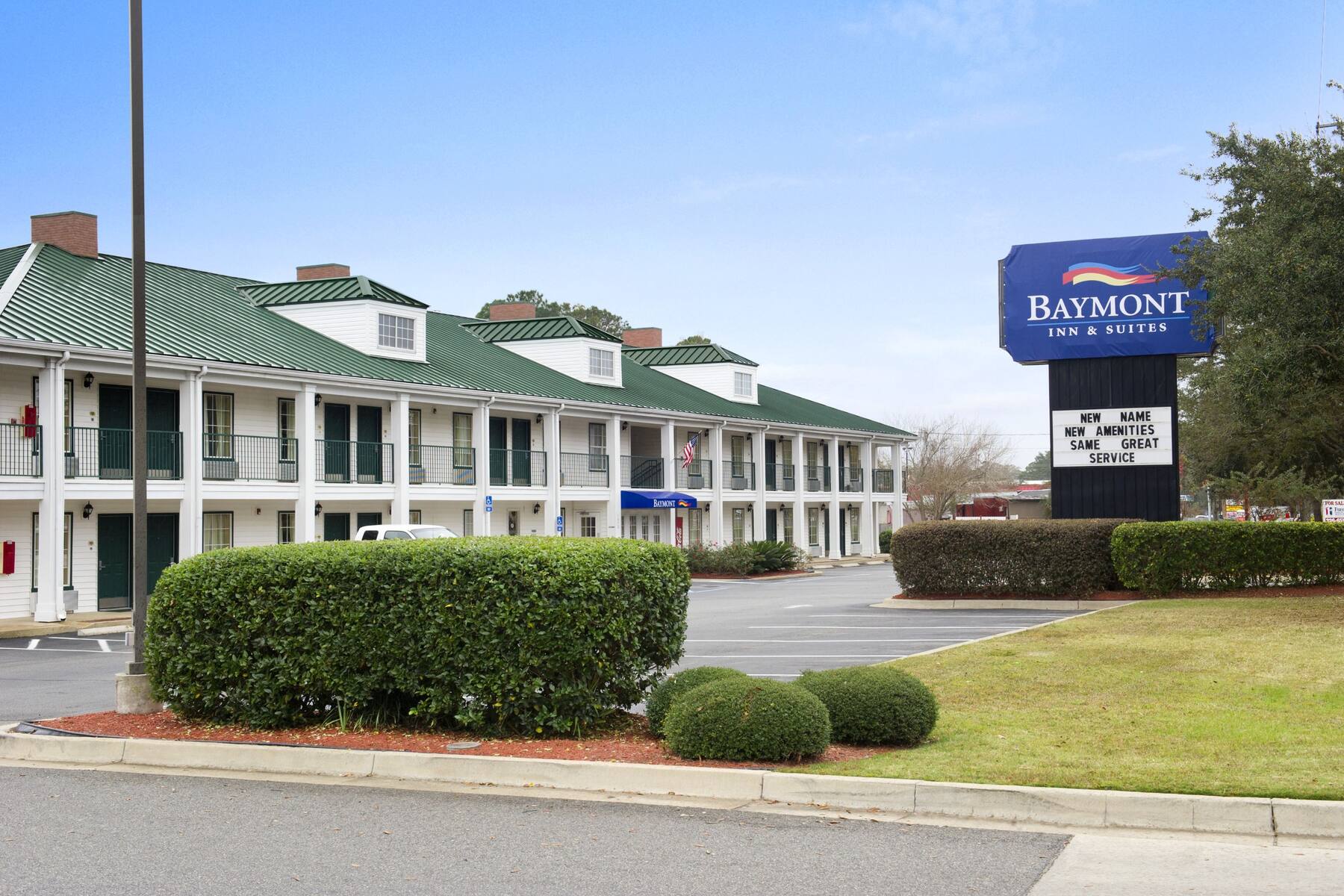 Exterior of Baymont Inn & Suites Thomasville hotel in Thomasville, Georgia Exterior of Baymont Inn & Suites Thomasville hotel in Thomasville, Georgia