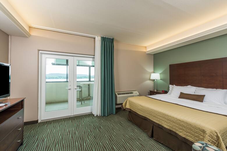 Guest room at the Baymont Inn & Suites Bellevue in Bellevue, Iowa