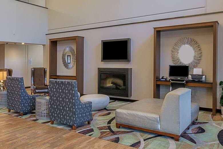 Baymont Inn & Suites Bellevue hotel lobby in Bellevue, Iowa
