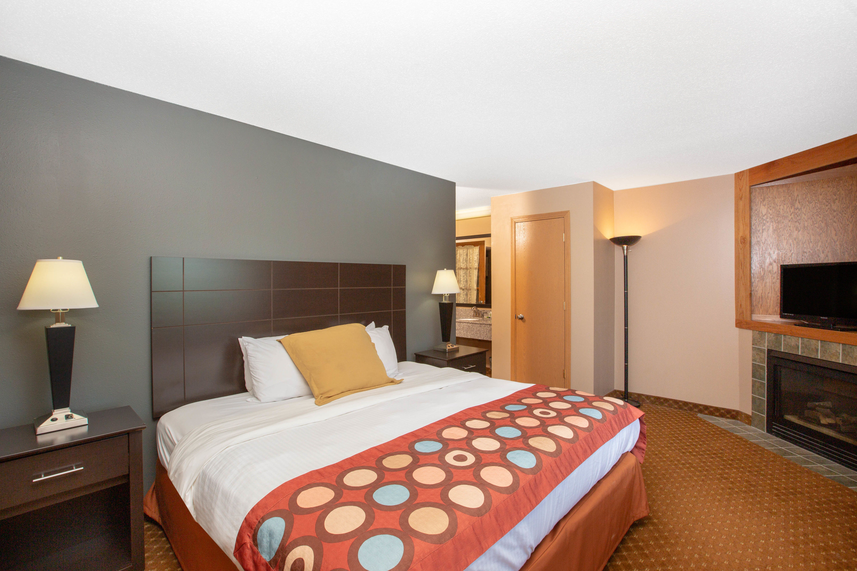 Baymont by Wyndham Coralville suite in Coralville, Iowa