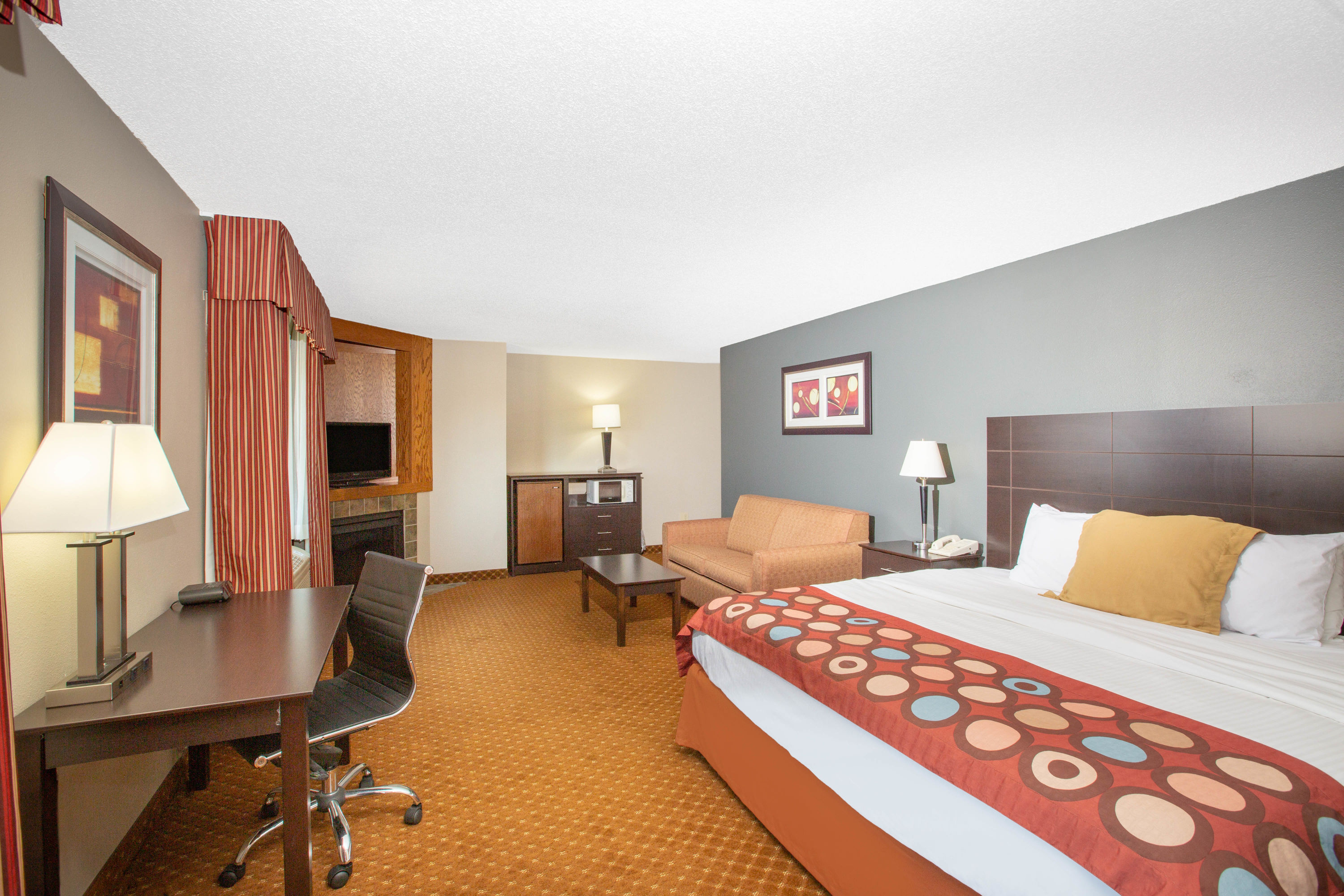 Baymont by Wyndham Coralville suite in Coralville, Iowa