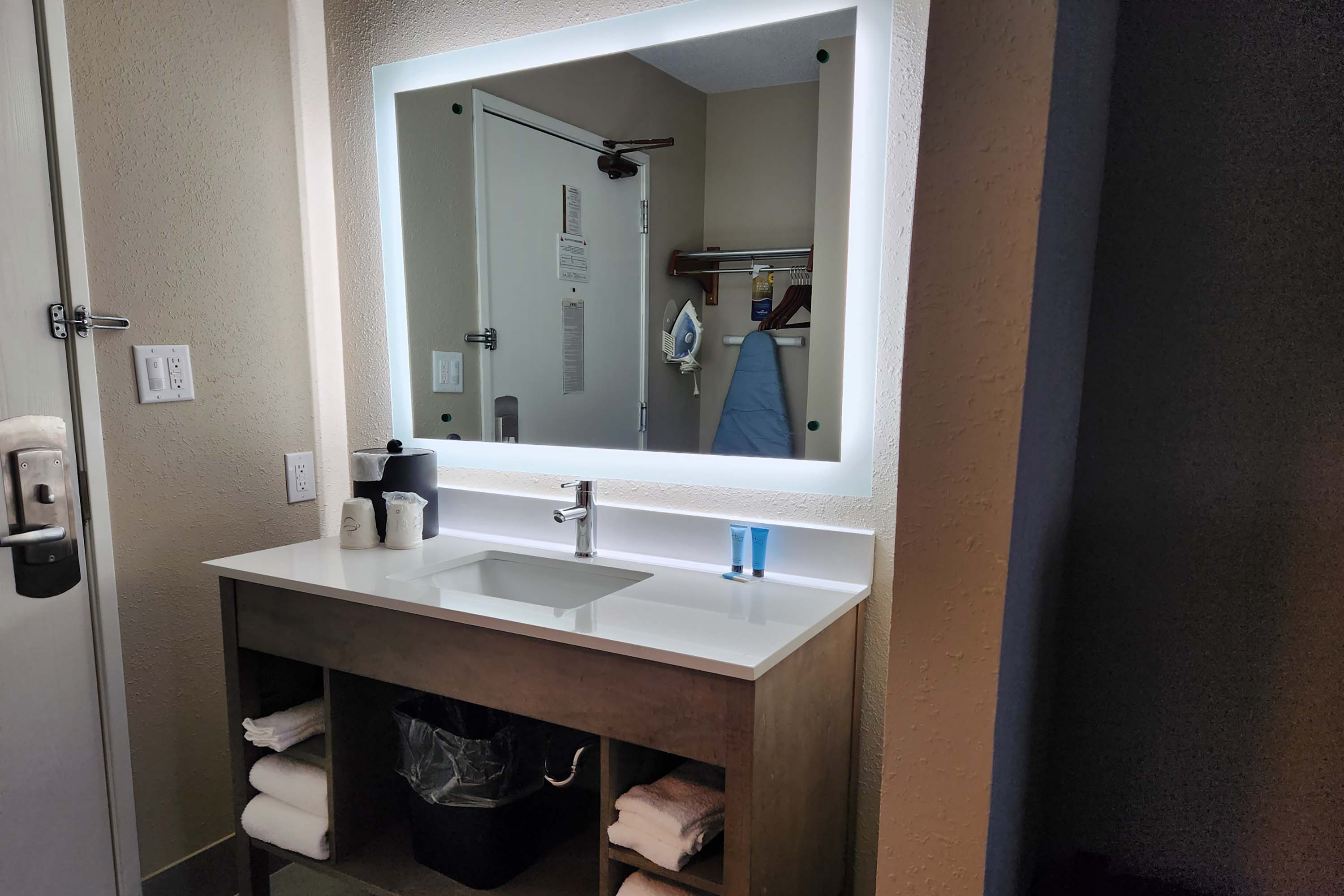 Guest room bath at the Baymont by Wyndham Davenport in Davenport, Iowa