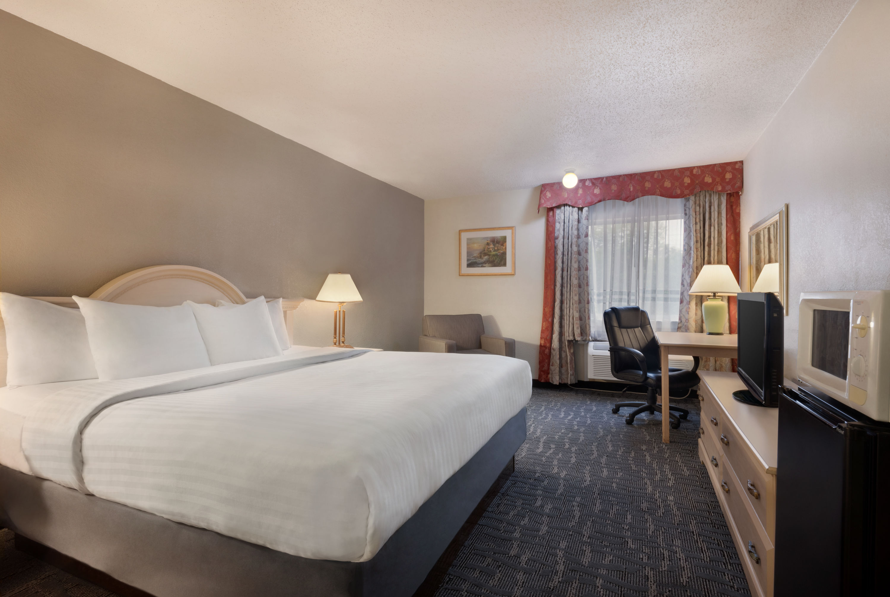 Guest room at the Baymont by Wyndham Des Moines North in Des Moines, Iowa