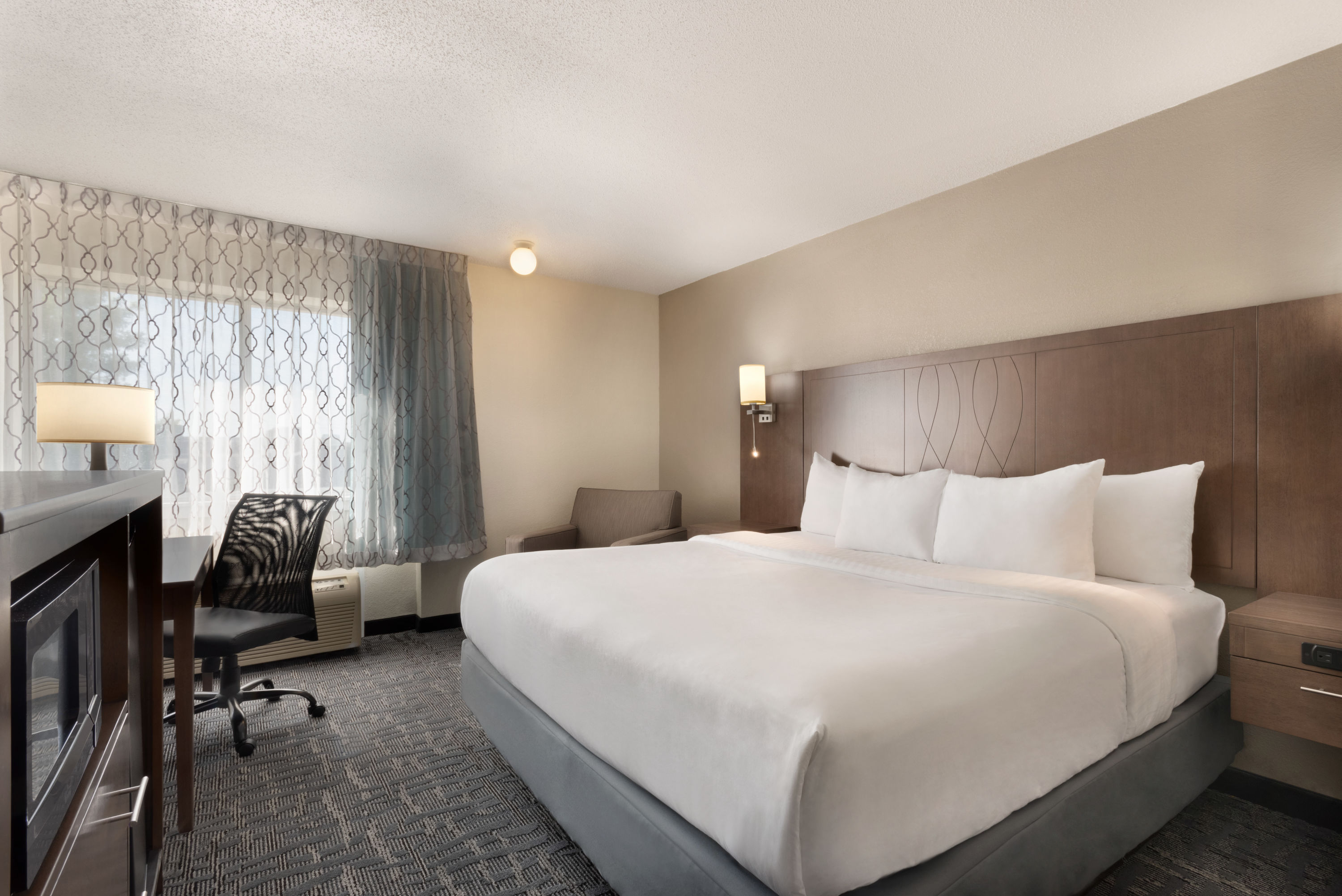 Guest room at the Baymont by Wyndham Des Moines North in Des Moines, Iowa