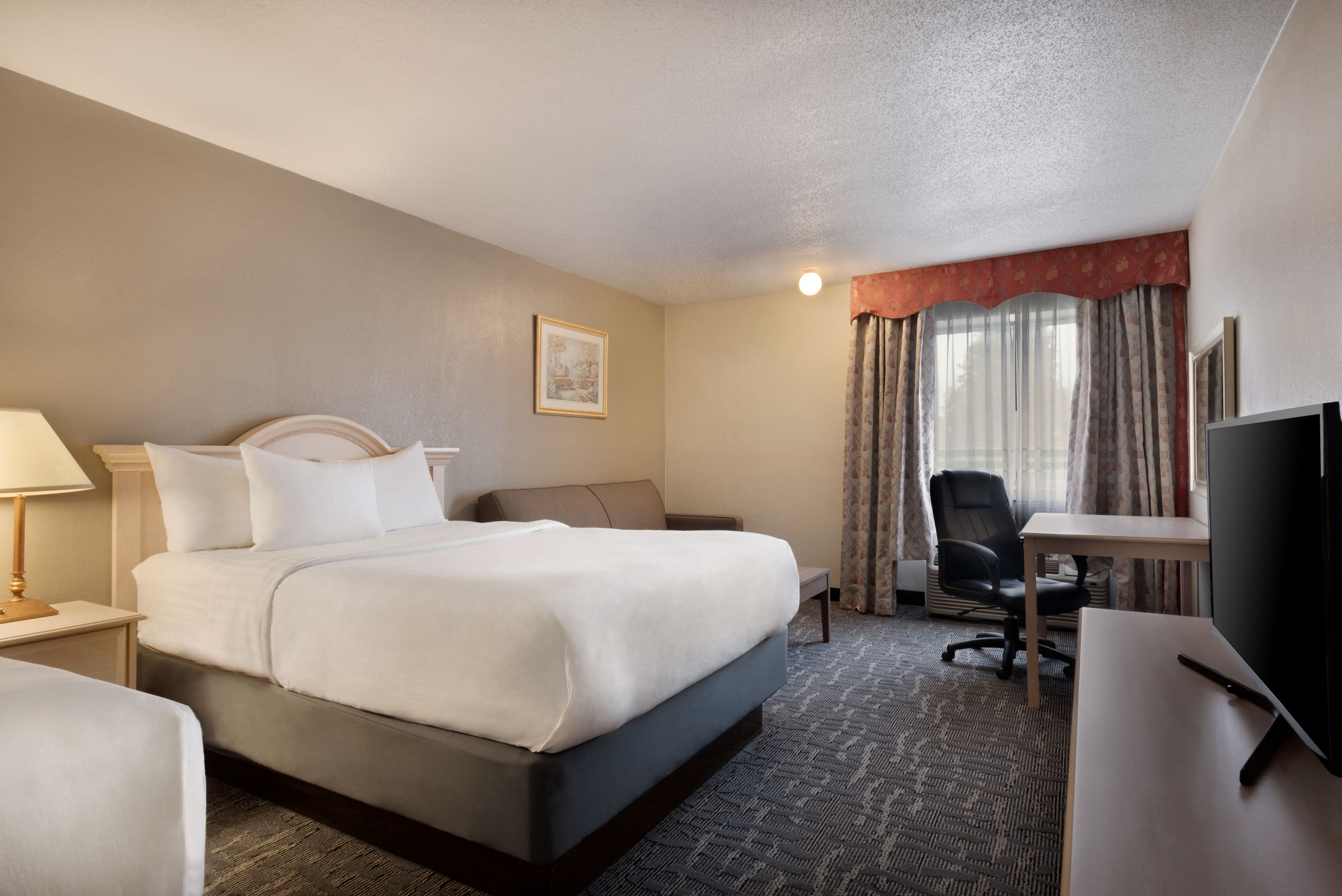 Baymont by Wyndham Des Moines North suite in Des Moines, Iowa