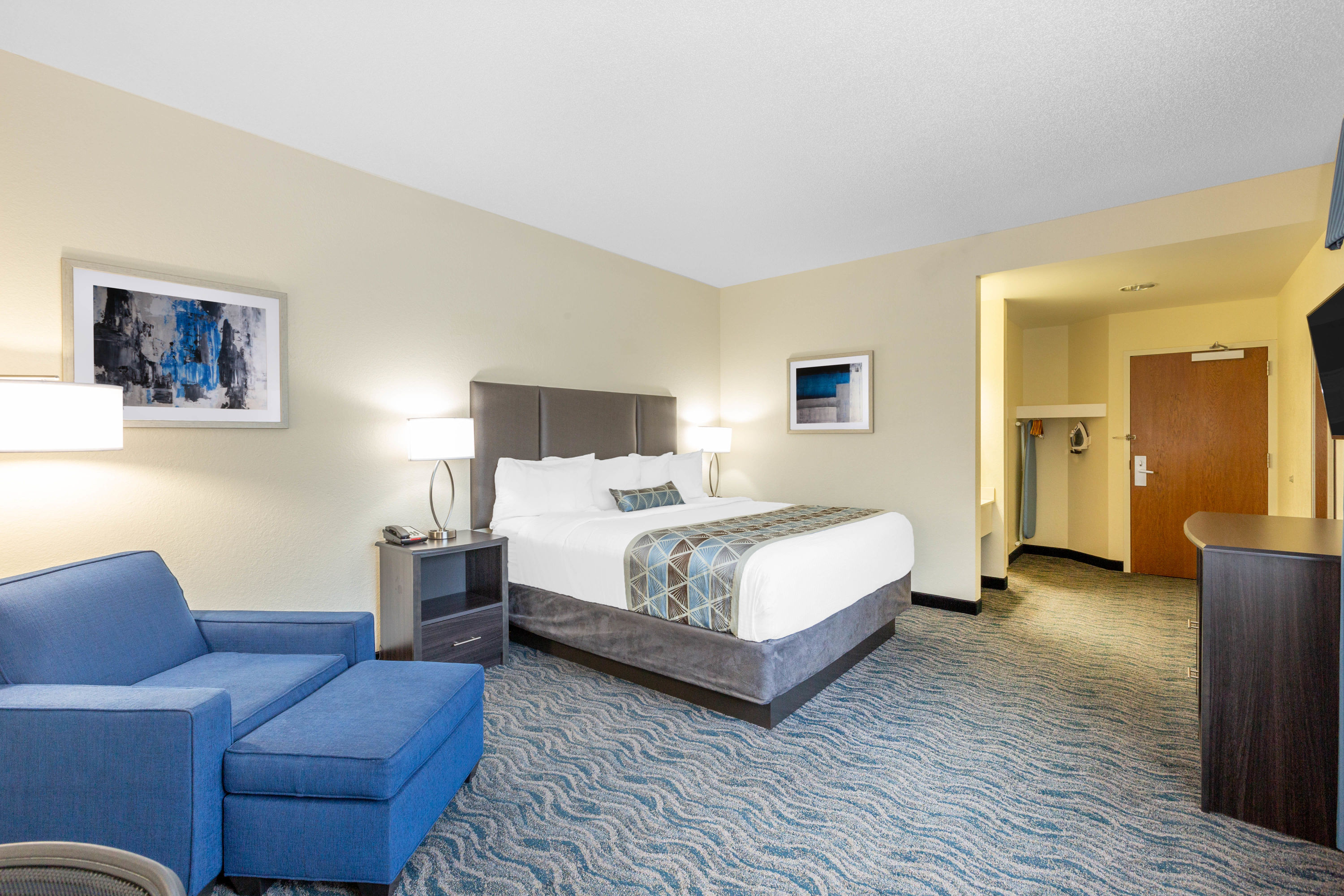 Baymont by Wyndham Des Moines Airport - hotel rooms