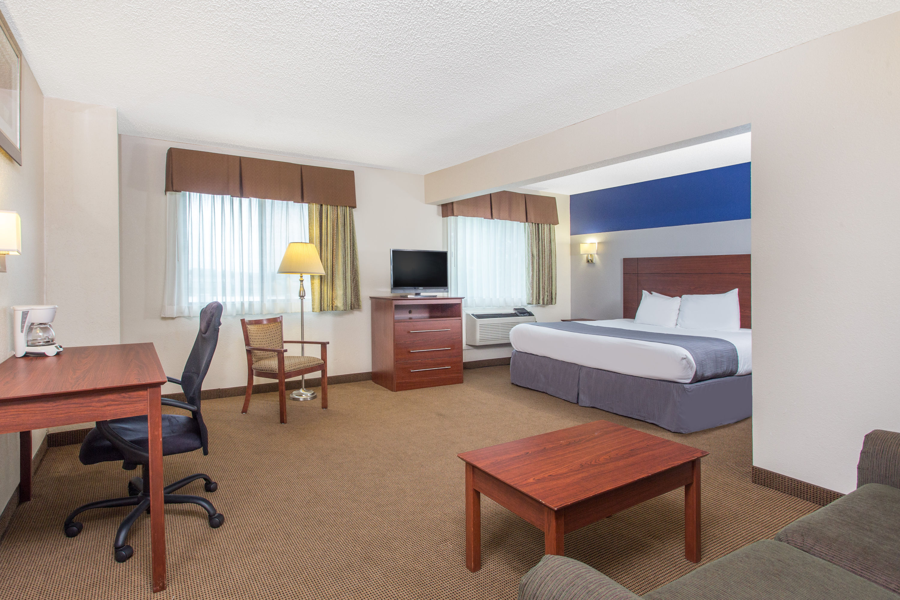 Guest room at the Baymont by Wyndham Dubuque in Dubuque, Iowa