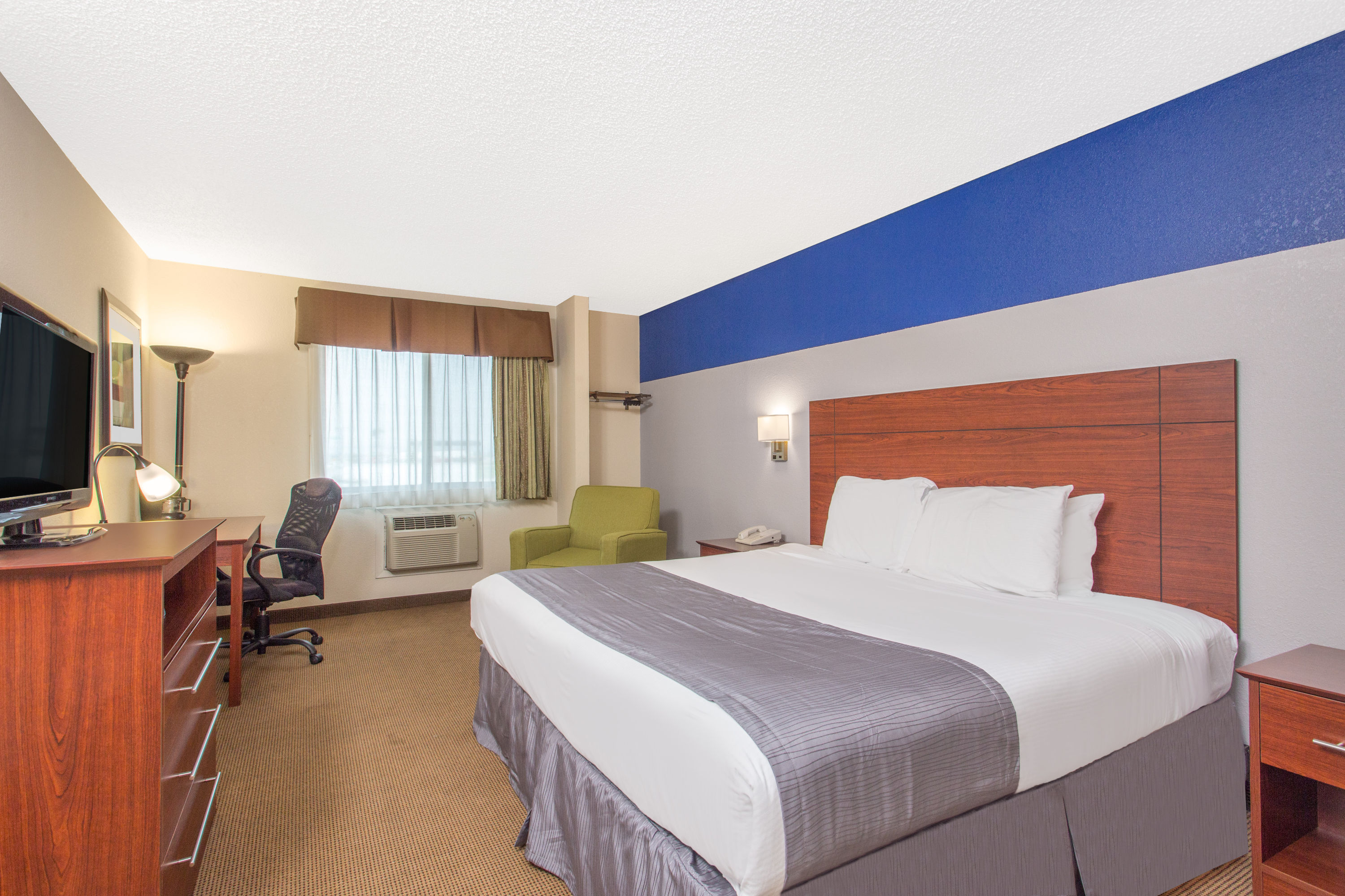 Guest room at the Baymont by Wyndham Dubuque in Dubuque, Iowa