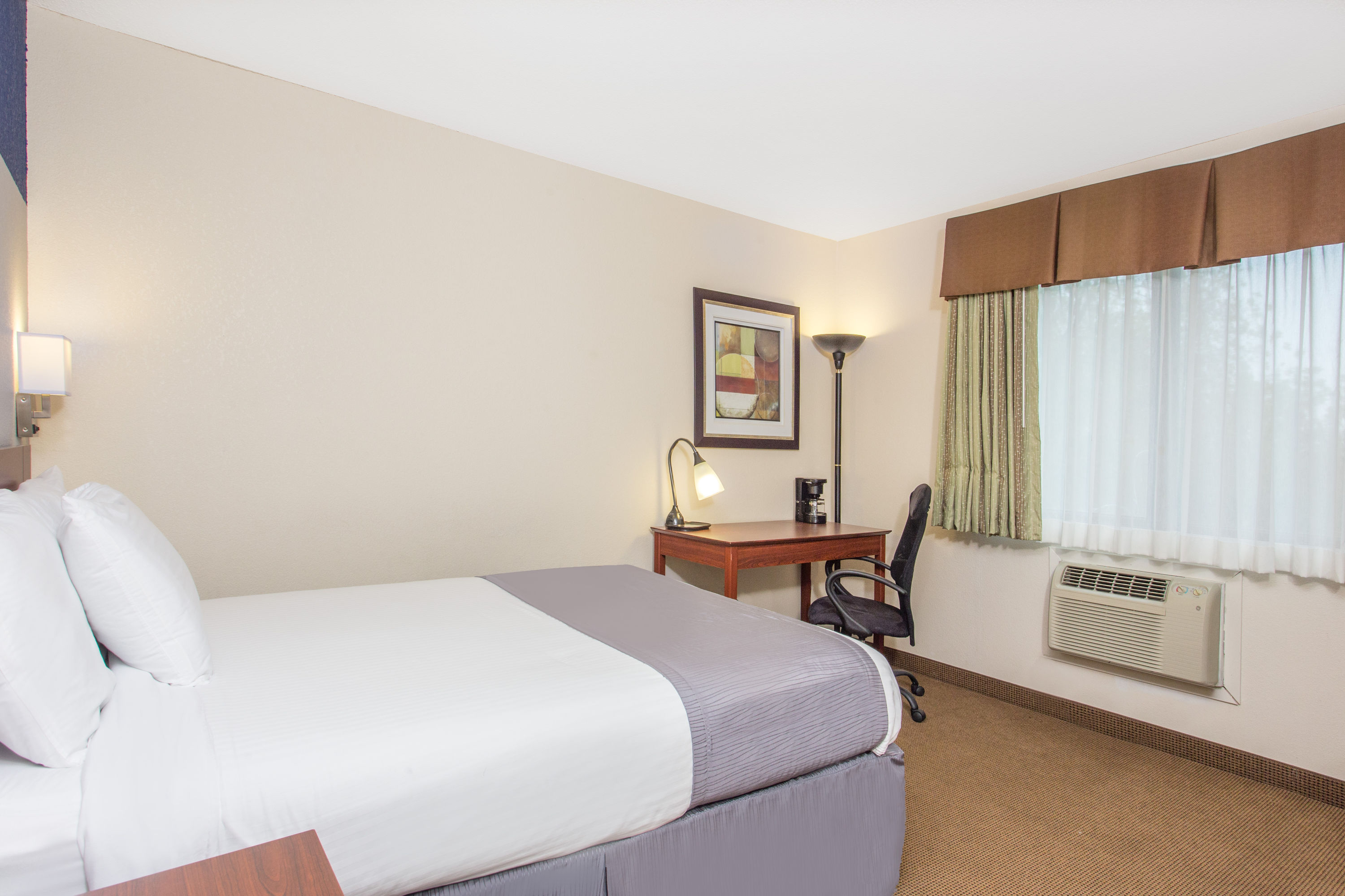 Guest room at the Baymont by Wyndham Dubuque in Dubuque, Iowa
