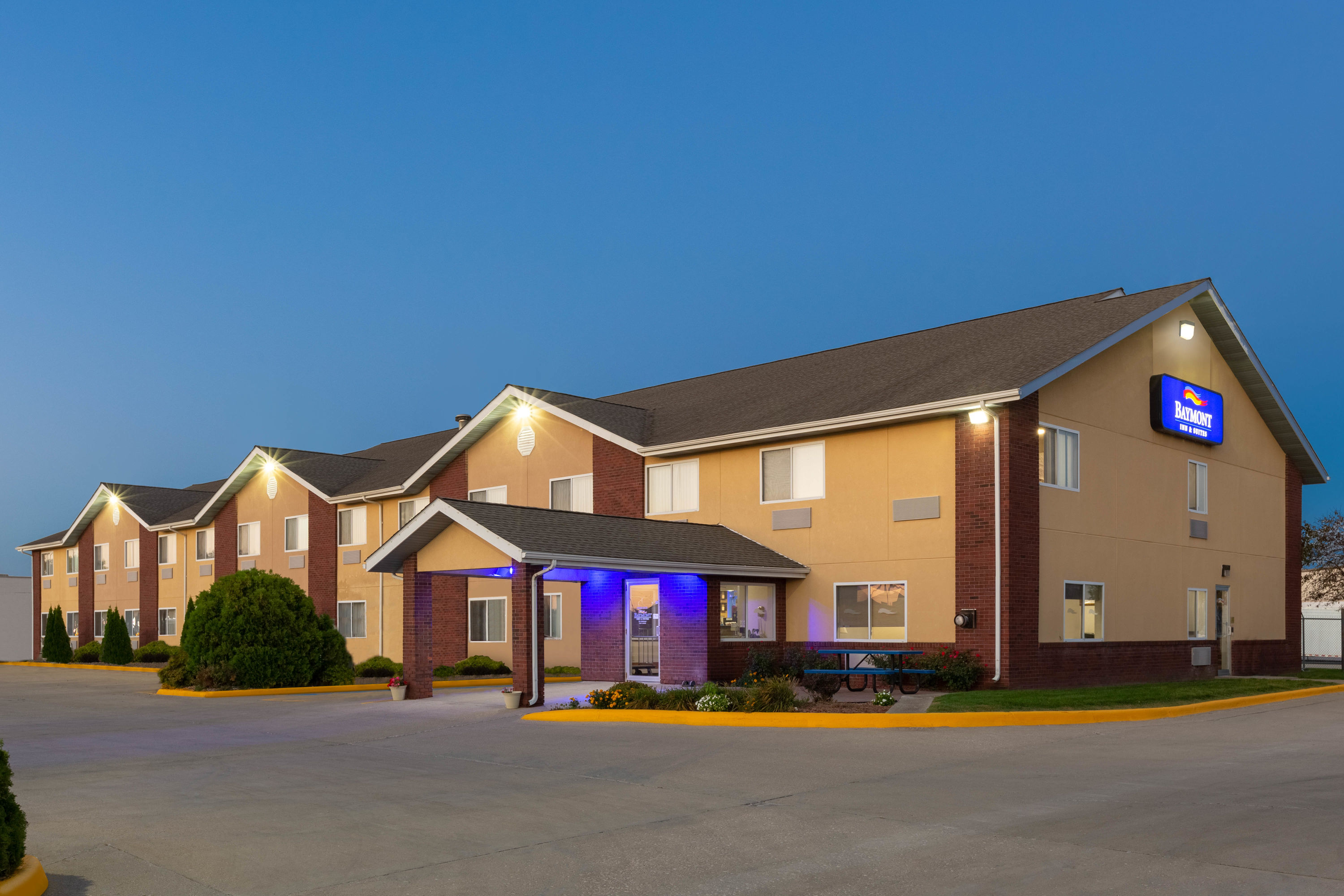 Exterior Dusk Image of Baymont by Wyndham Fort Dodge hotel in Fort Dodge, Iowa