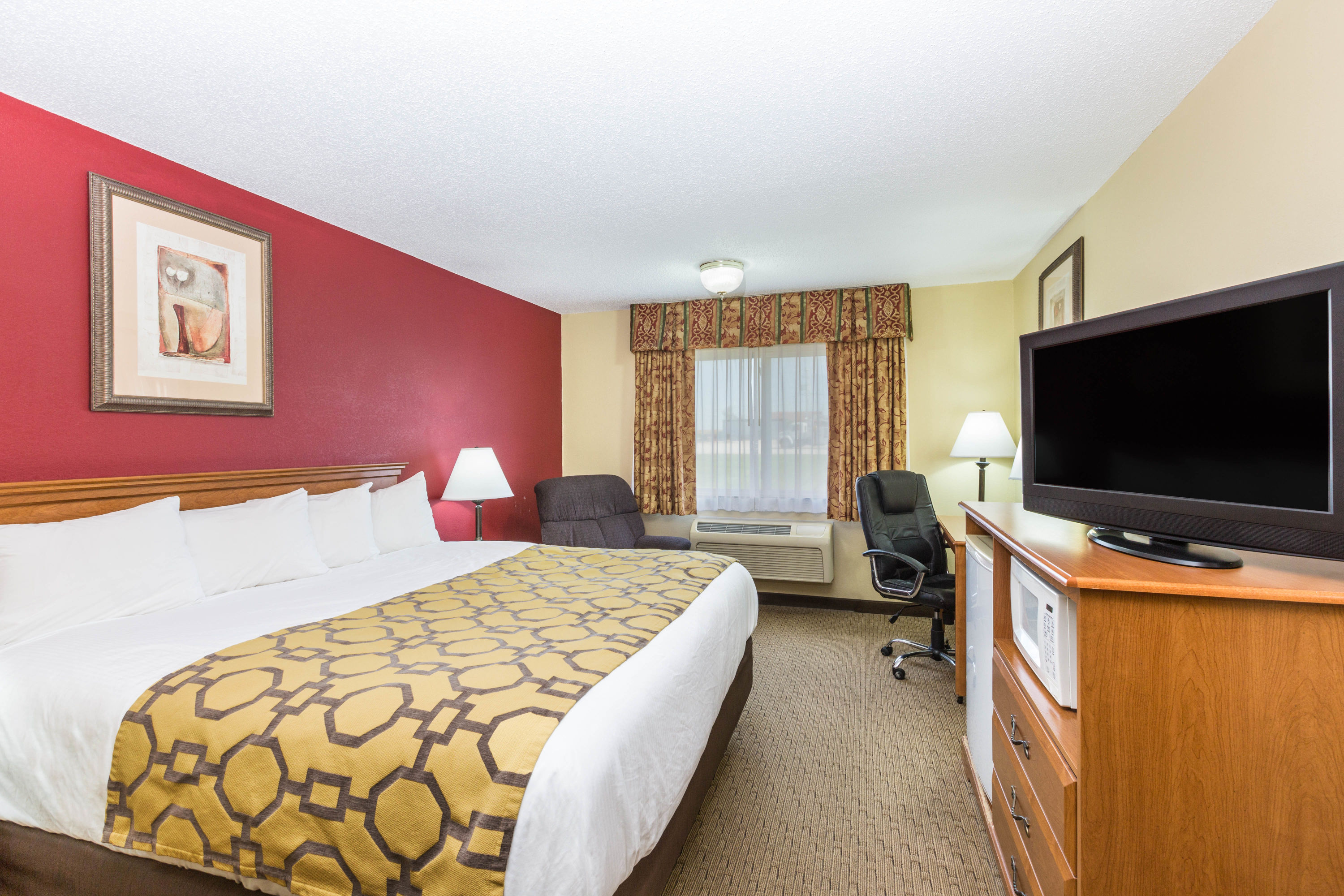 Guest room at the Baymont by Wyndham Fort Dodge in Fort Dodge, Iowa