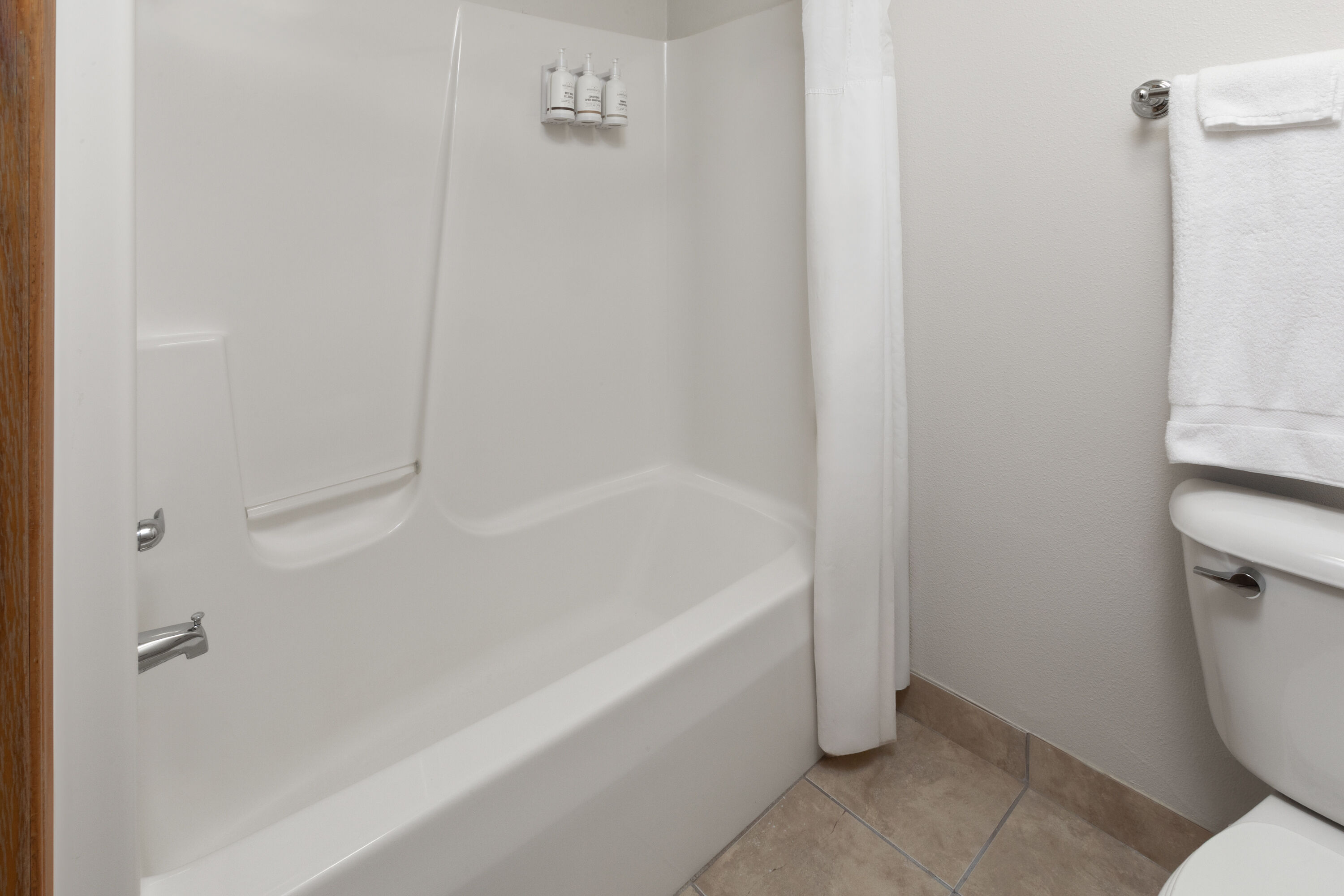 Guest room bath at the Baymont by Wyndham Harlan in Harlan, Iowa