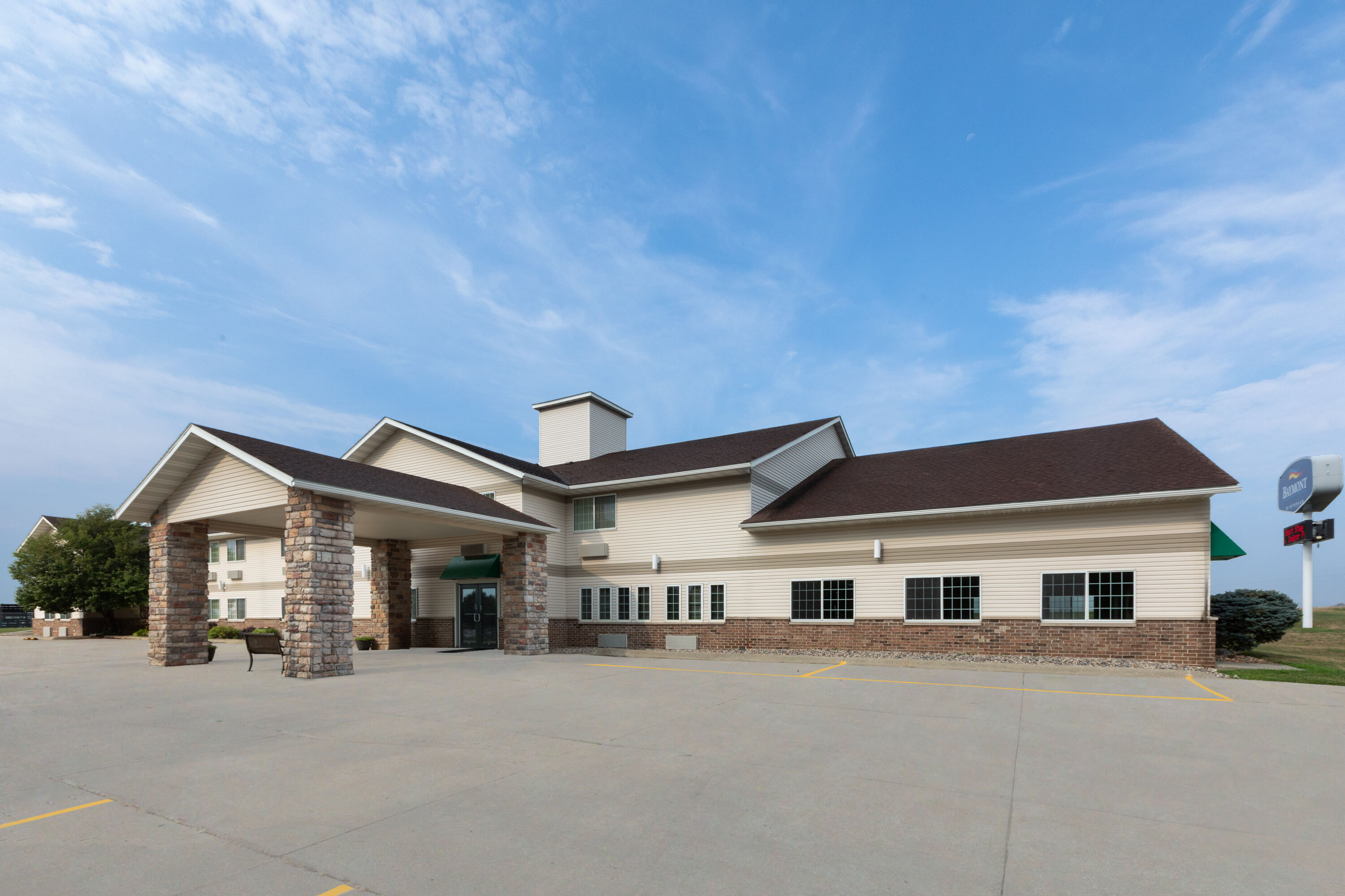 Exterior Day Image of Baymont by Wyndham Harlan hotel in Harlan, Iowa