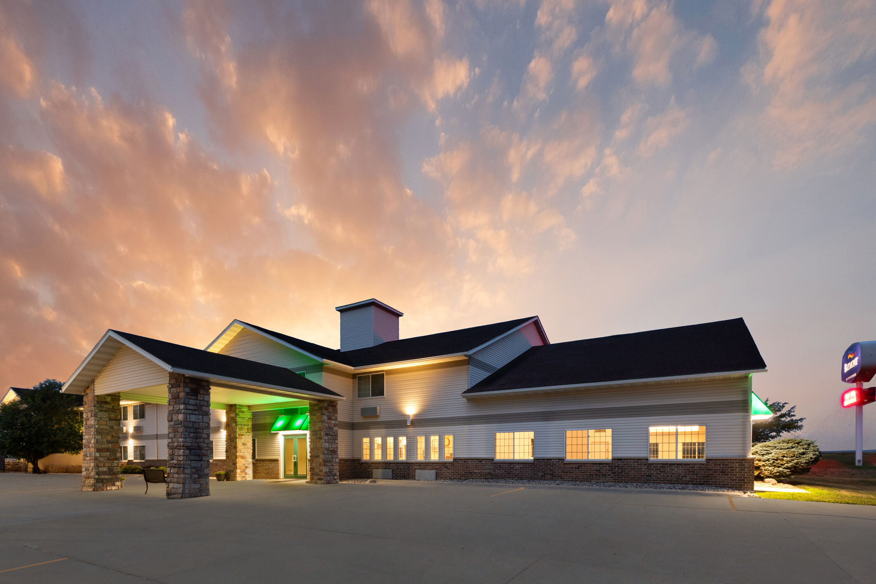 Exterior Dusk Image of Baymont by Wyndham Harlan hotel in Harlan, Iowa