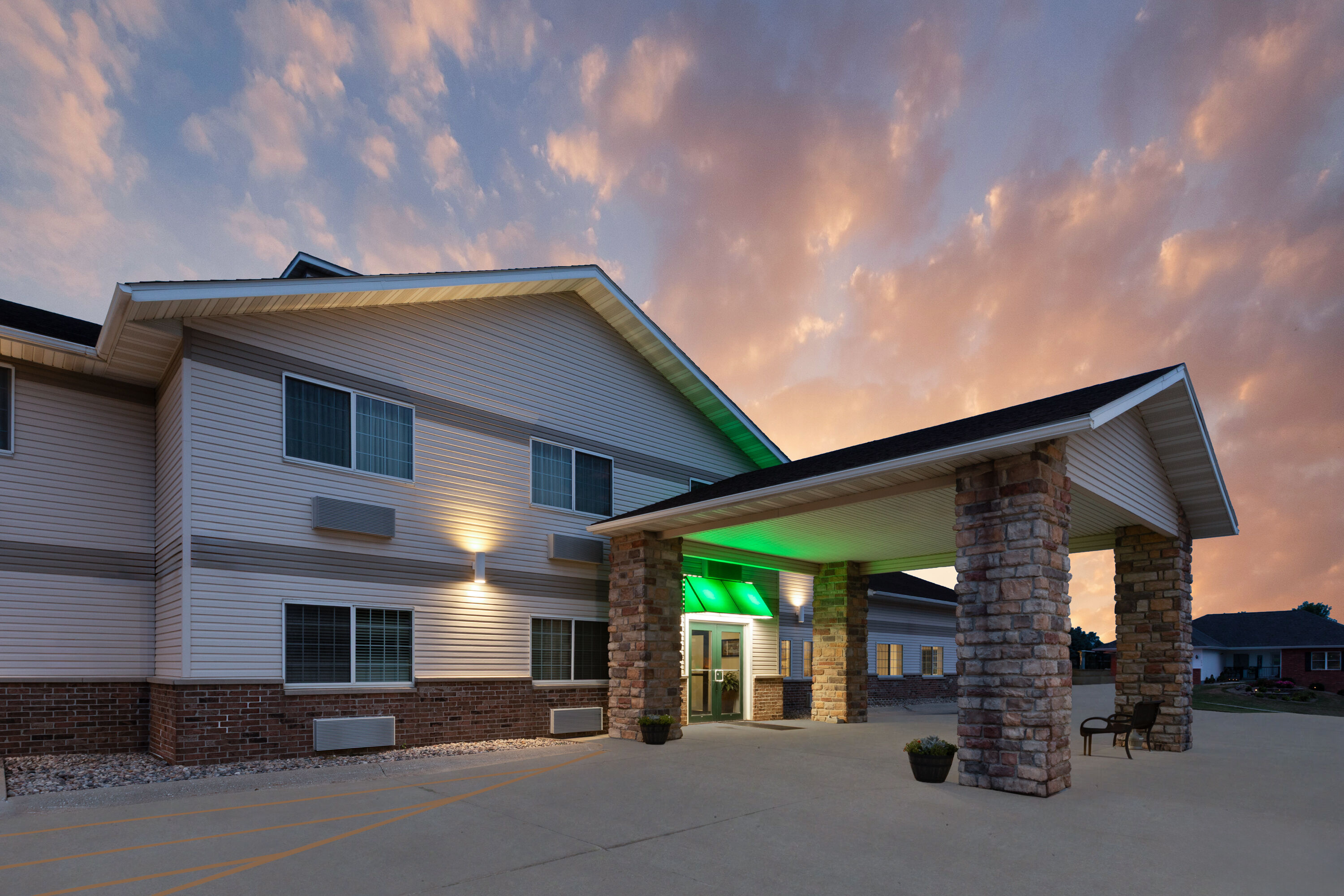 Exterior Dusk Image of Baymont by Wyndham Harlan hotel in Harlan, Iowa