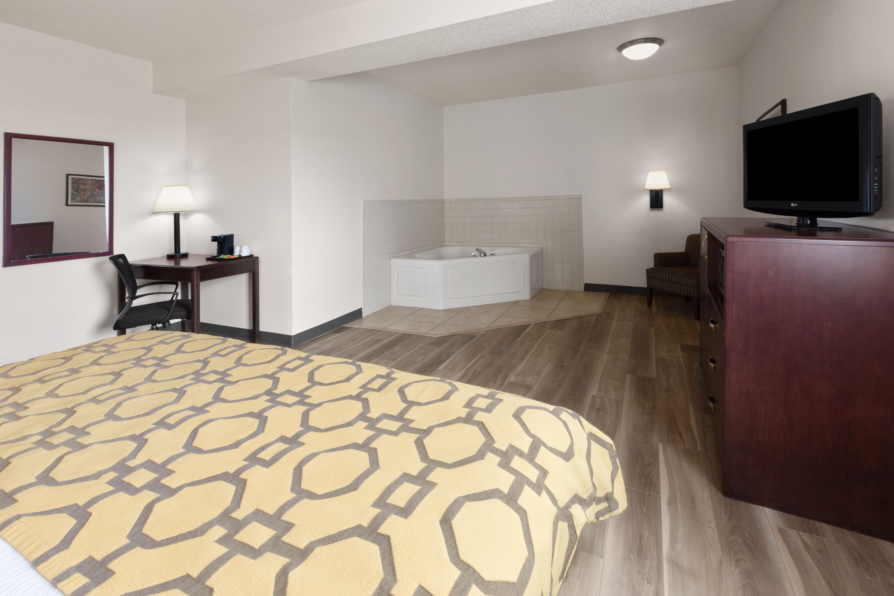 Baymont by Wyndham Harlan hot tub suite in Harlan, Iowa