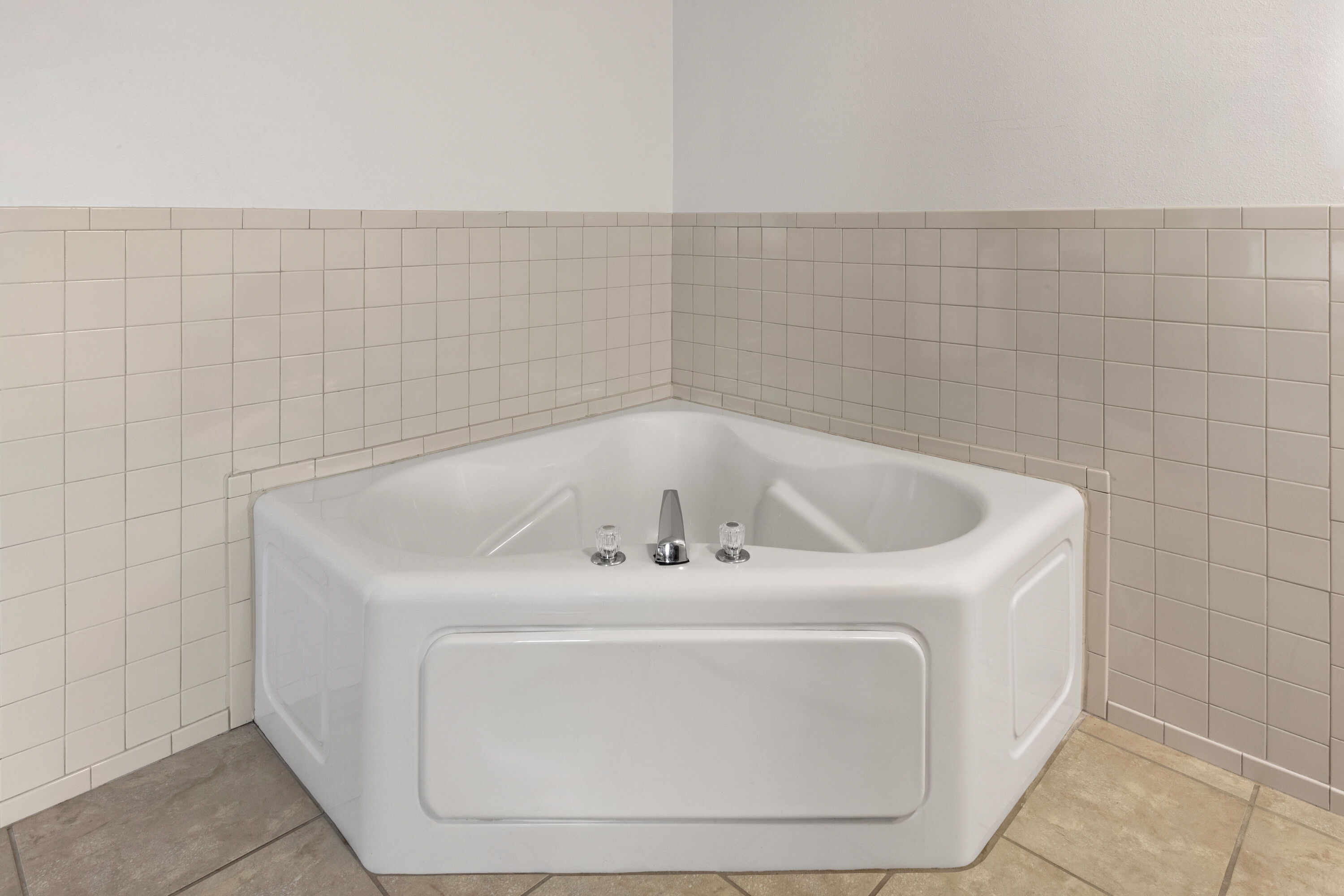 Baymont by Wyndham Harlan hot tub suite in Harlan, Iowa