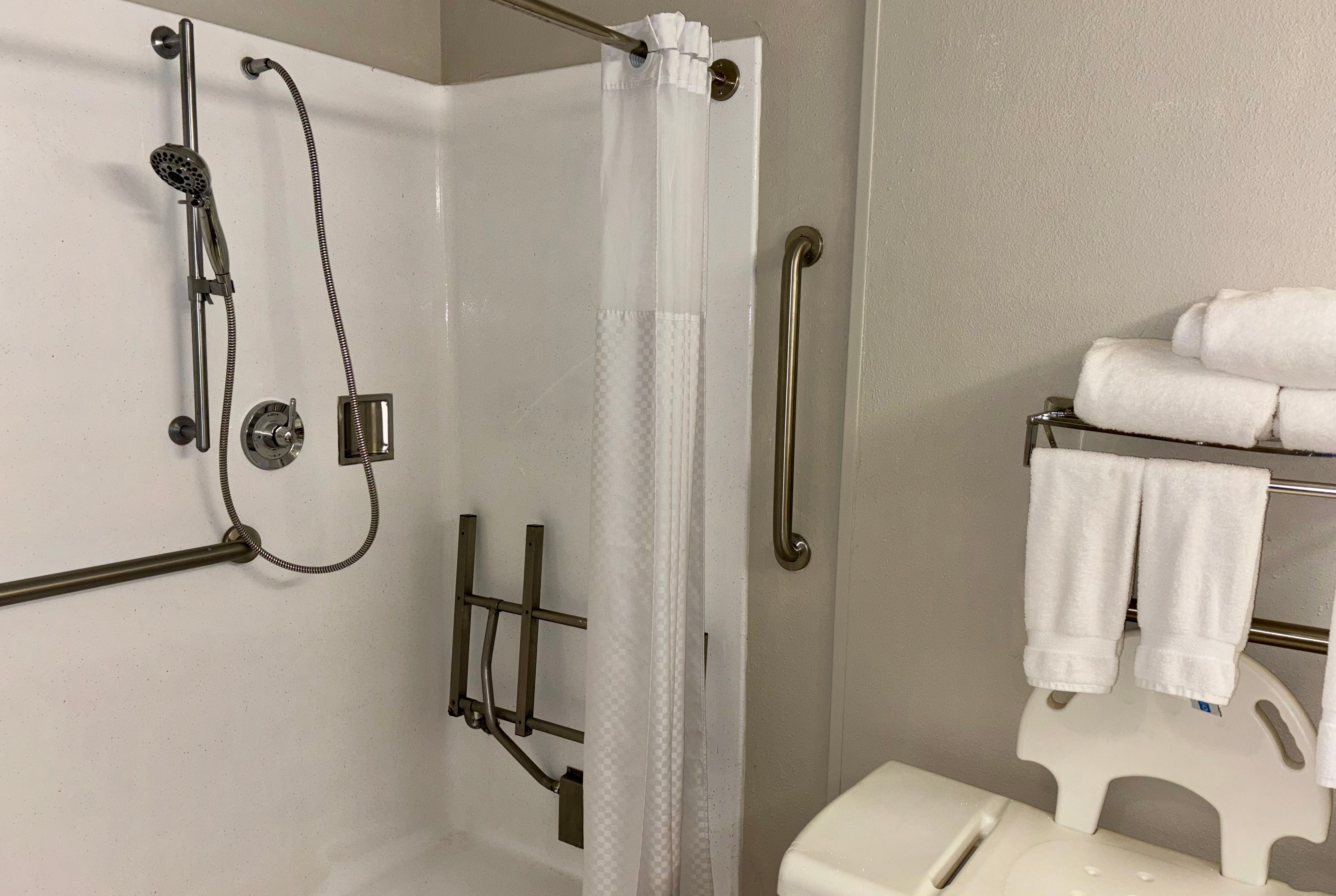 Guest room bath at the Baymont by Wyndham Keokuk in Keokuk, Iowa