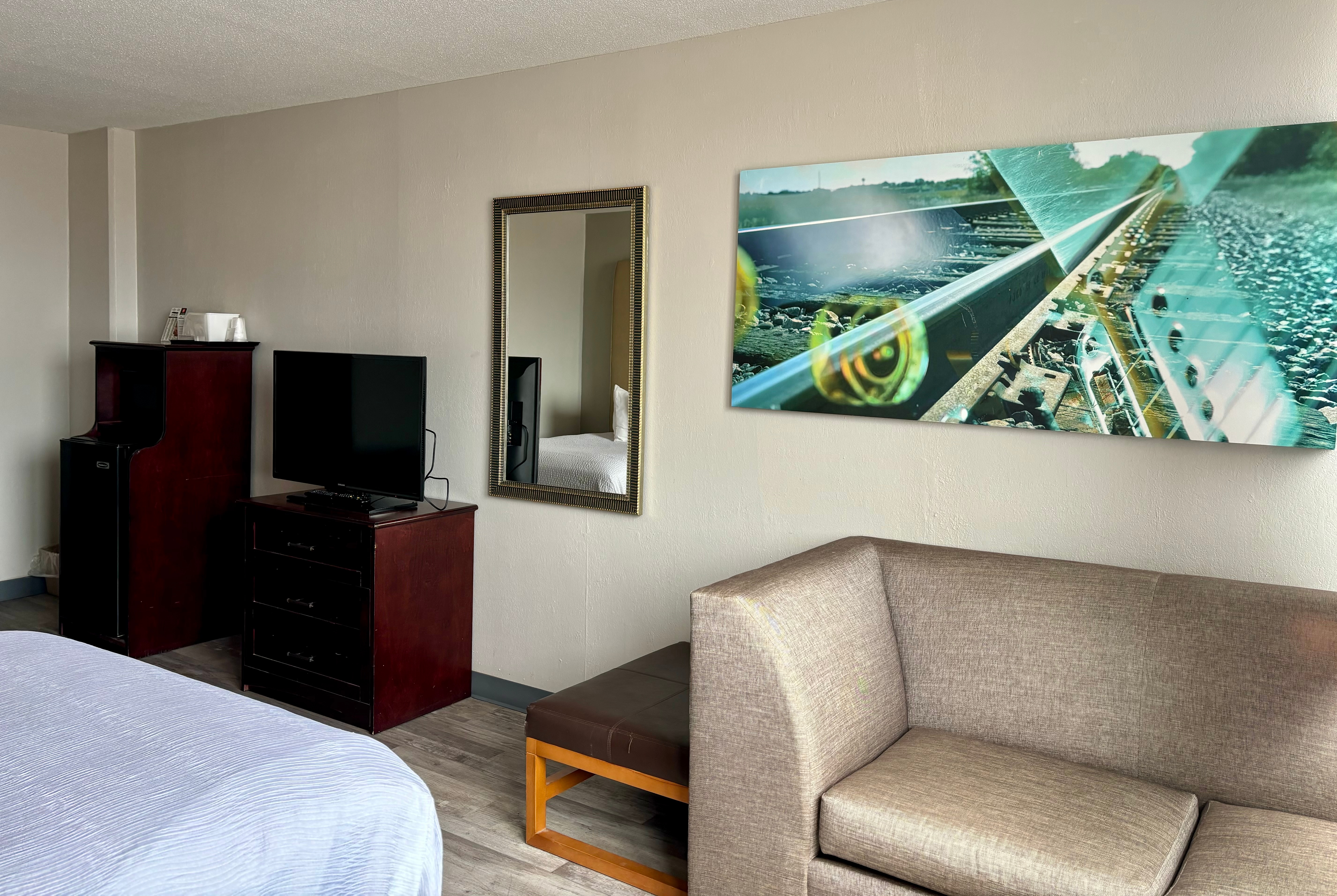 Guest room at the Baymont by Wyndham Keokuk in Keokuk, Iowa