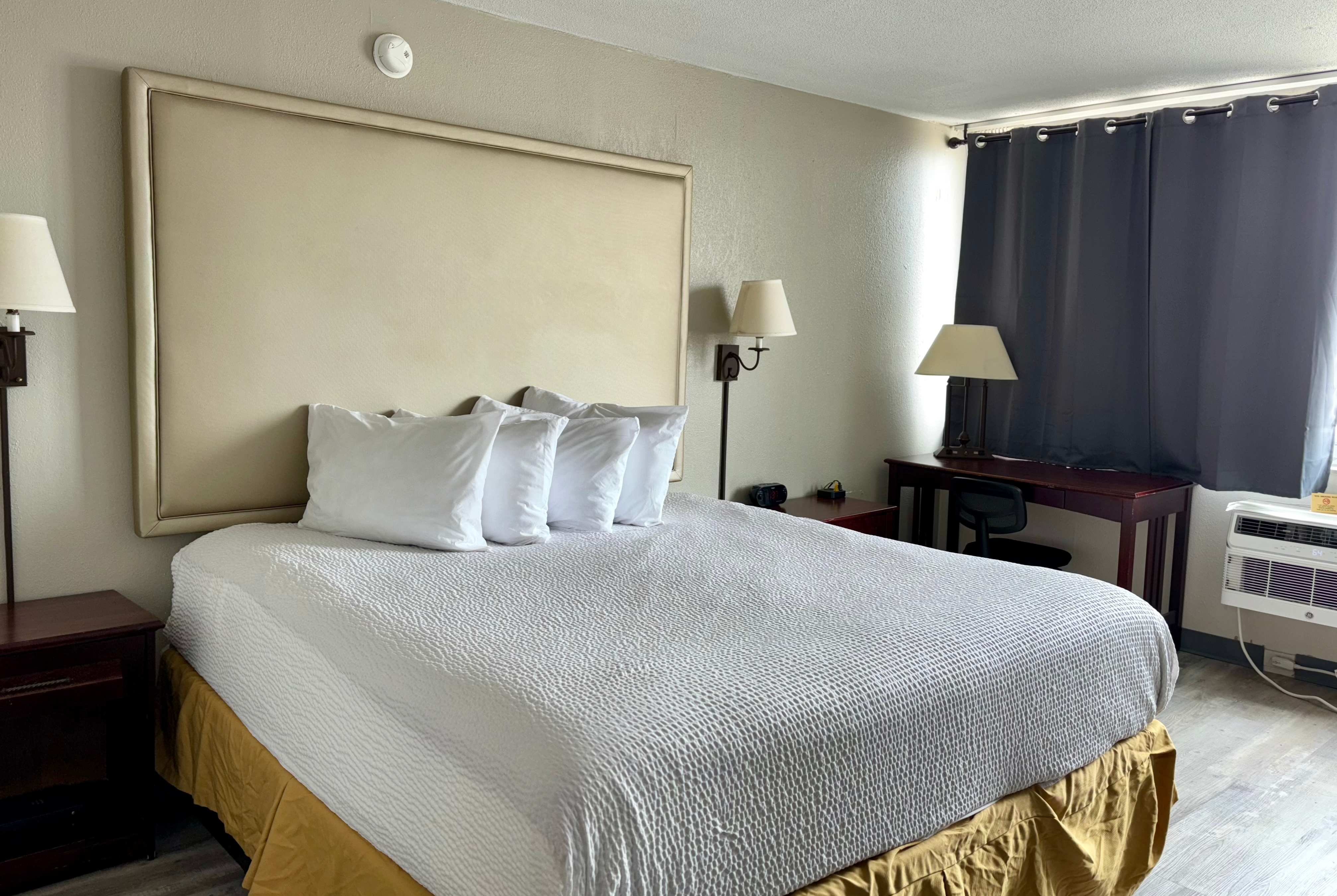 Guest room at the Baymont by Wyndham Keokuk in Keokuk, Iowa