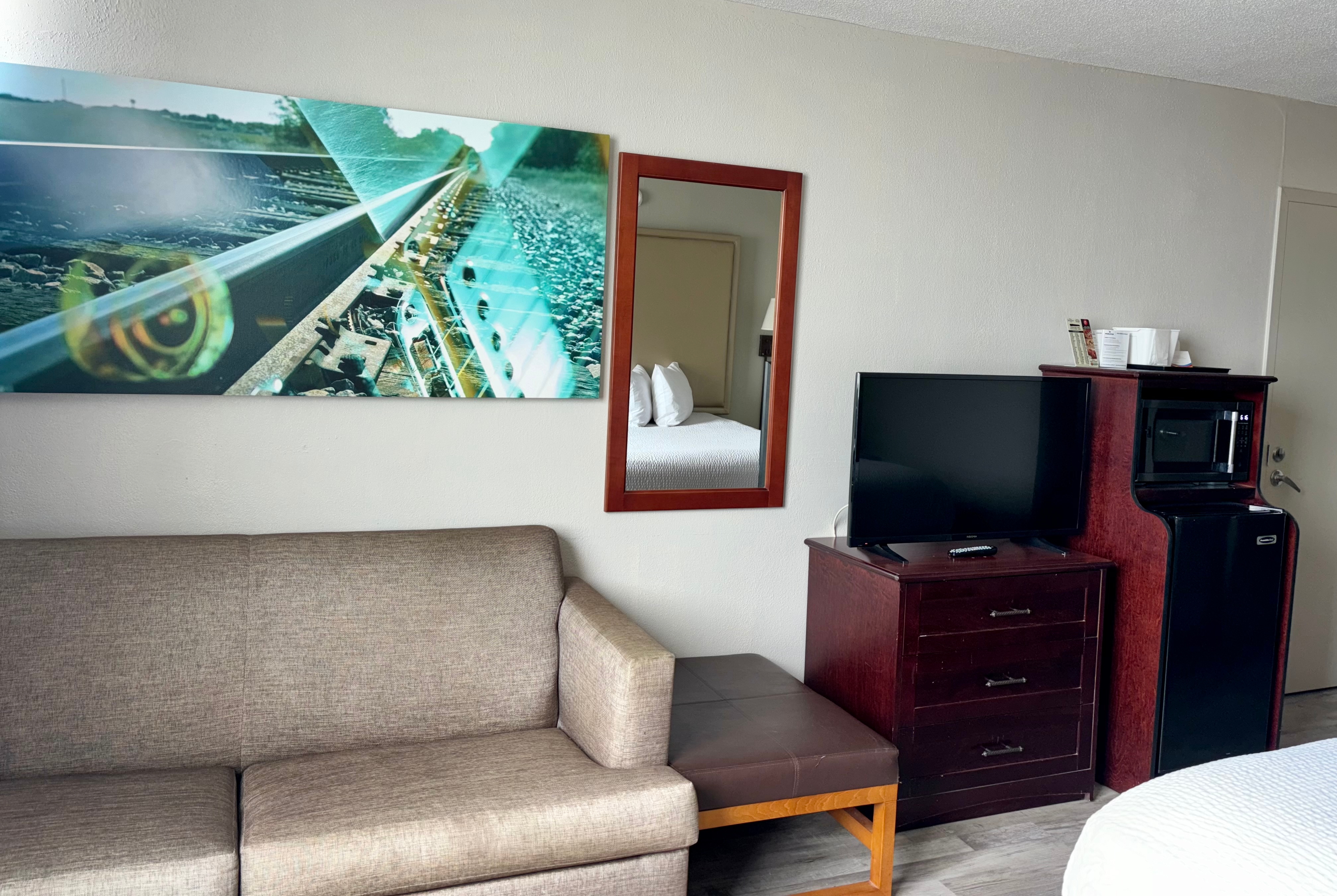 Guest room at the Baymont by Wyndham Keokuk in Keokuk, Iowa