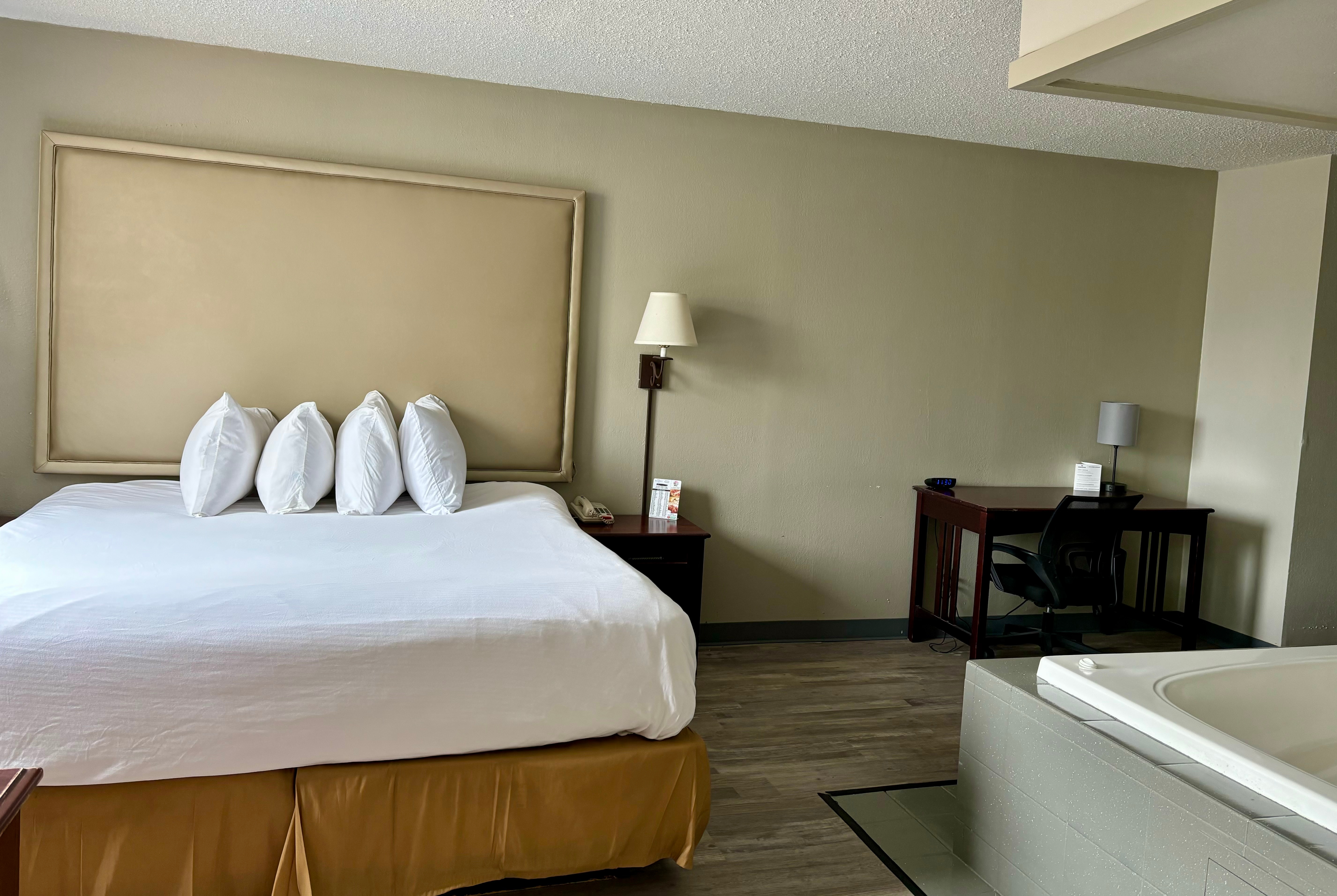 Guest room at the Baymont by Wyndham Keokuk in Keokuk, Iowa