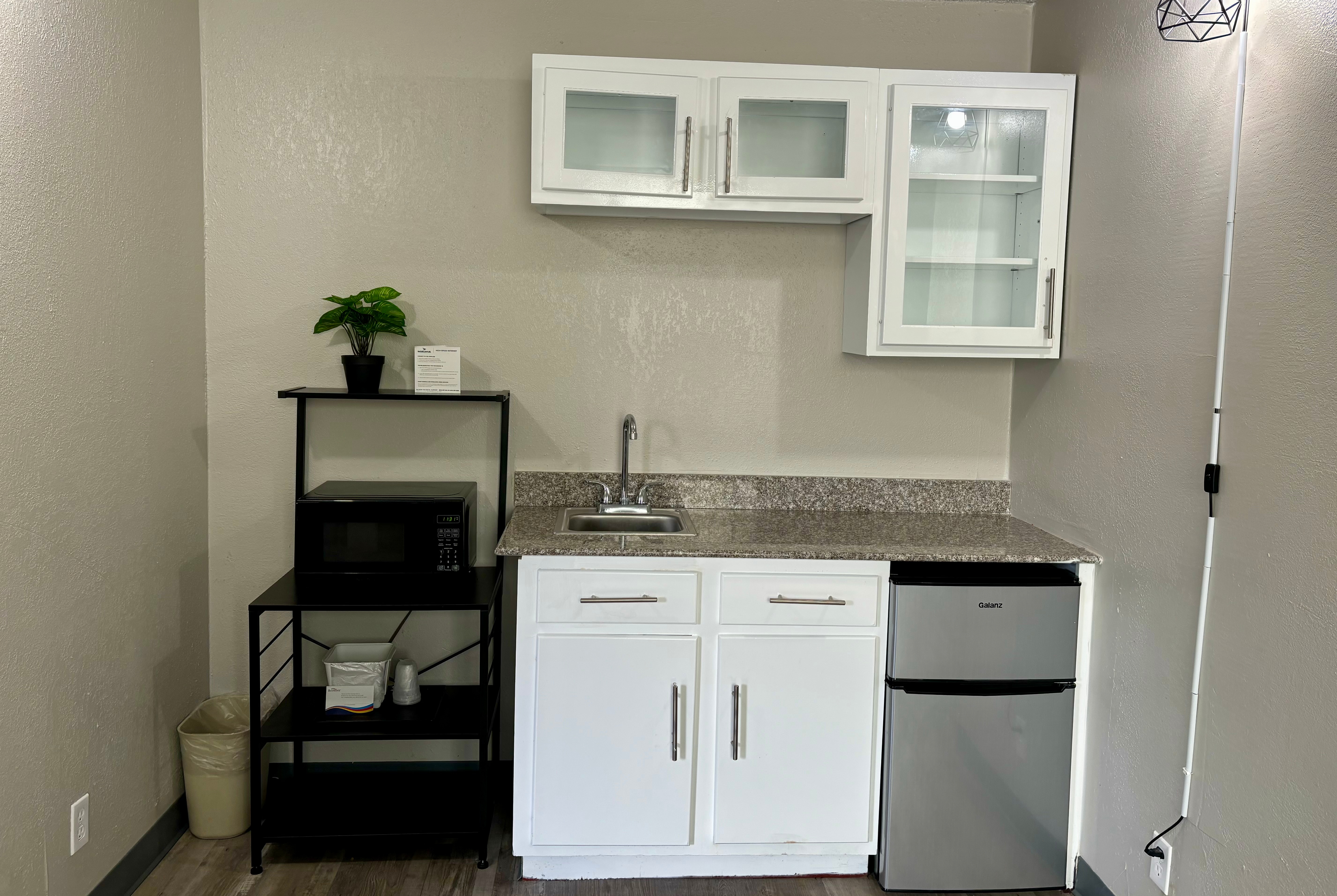 Guest room at the Baymont by Wyndham Keokuk in Keokuk, Iowa