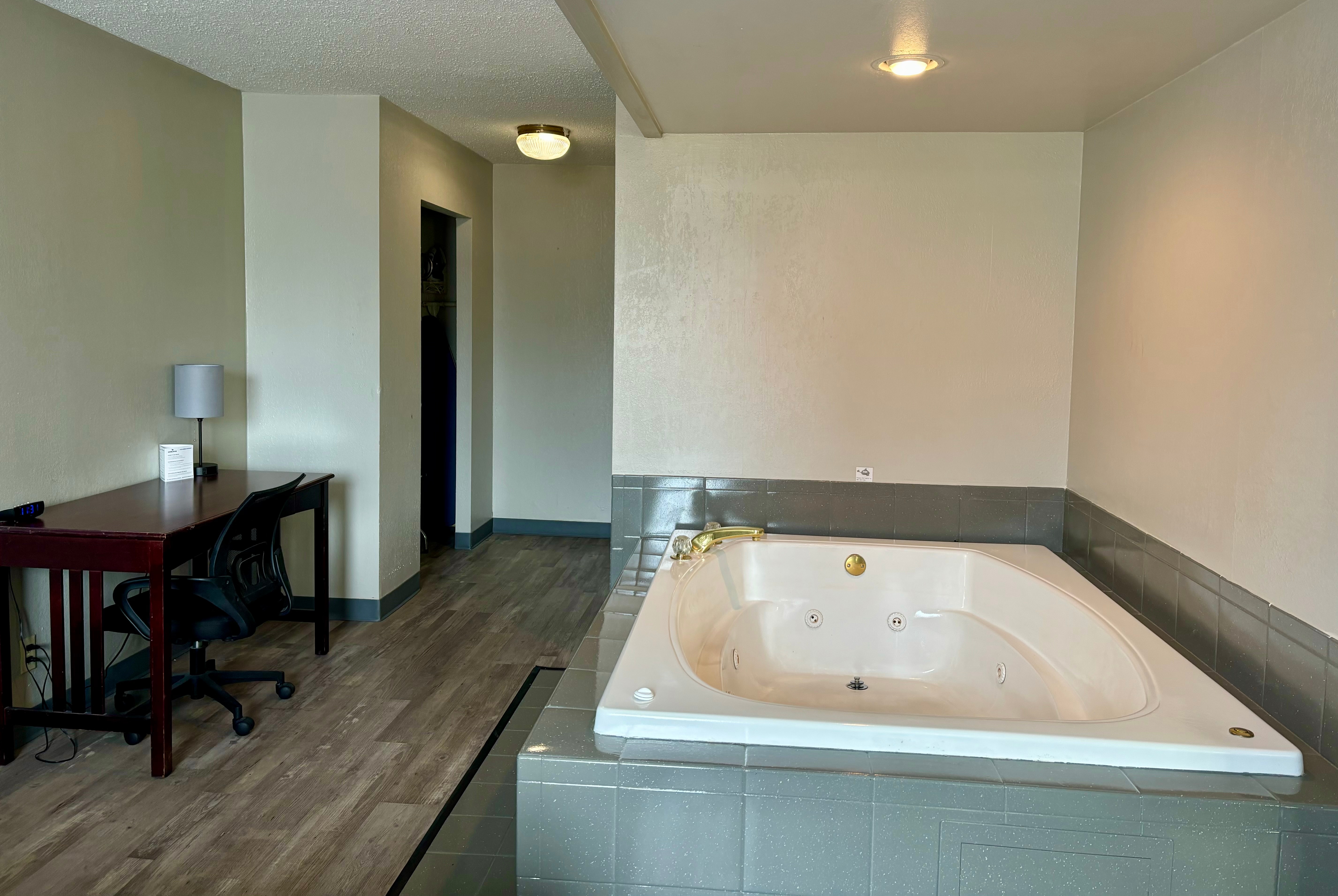 Guest room at the Baymont by Wyndham Keokuk in Keokuk, Iowa