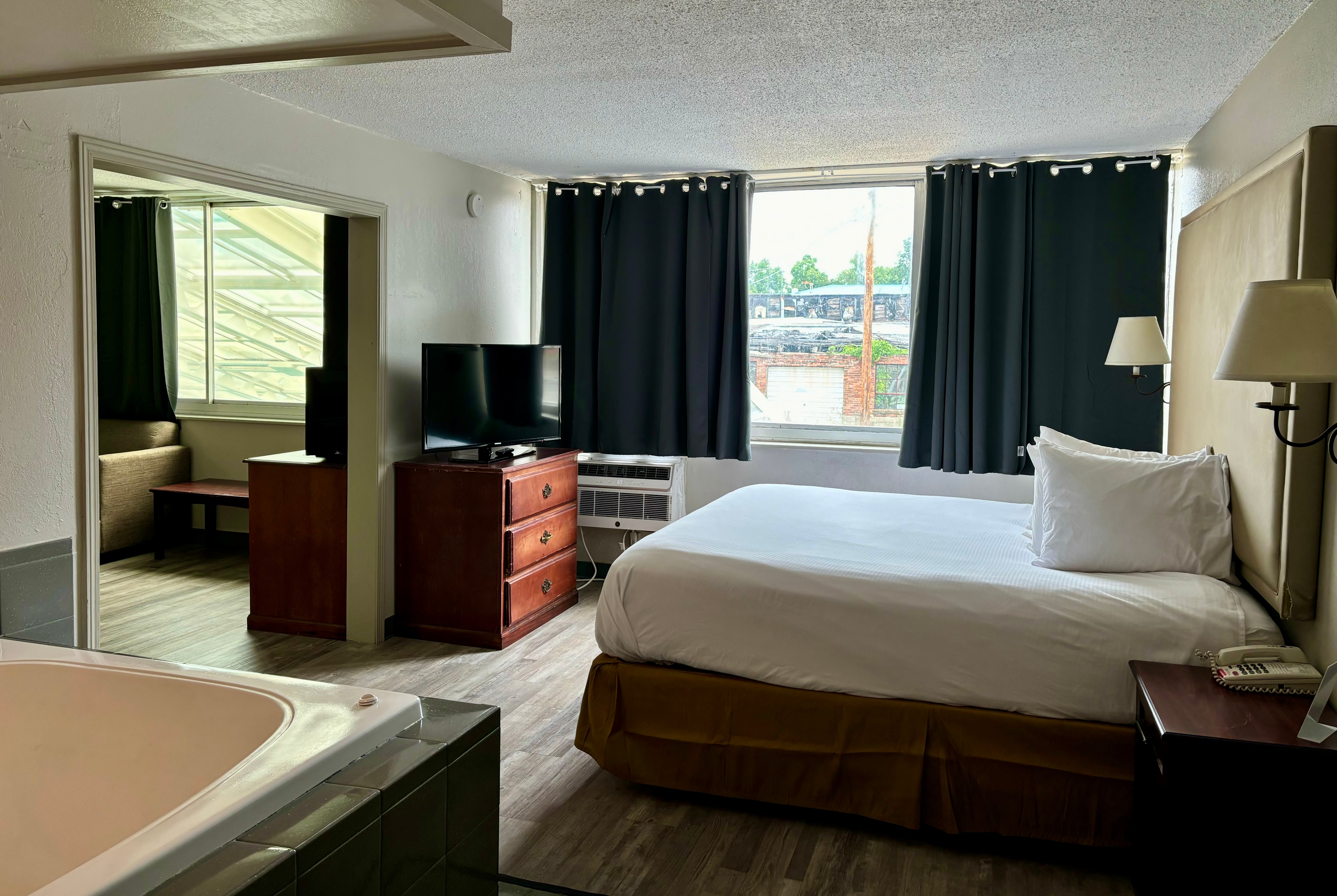 Guest room at the Baymont by Wyndham Keokuk in Keokuk, Iowa