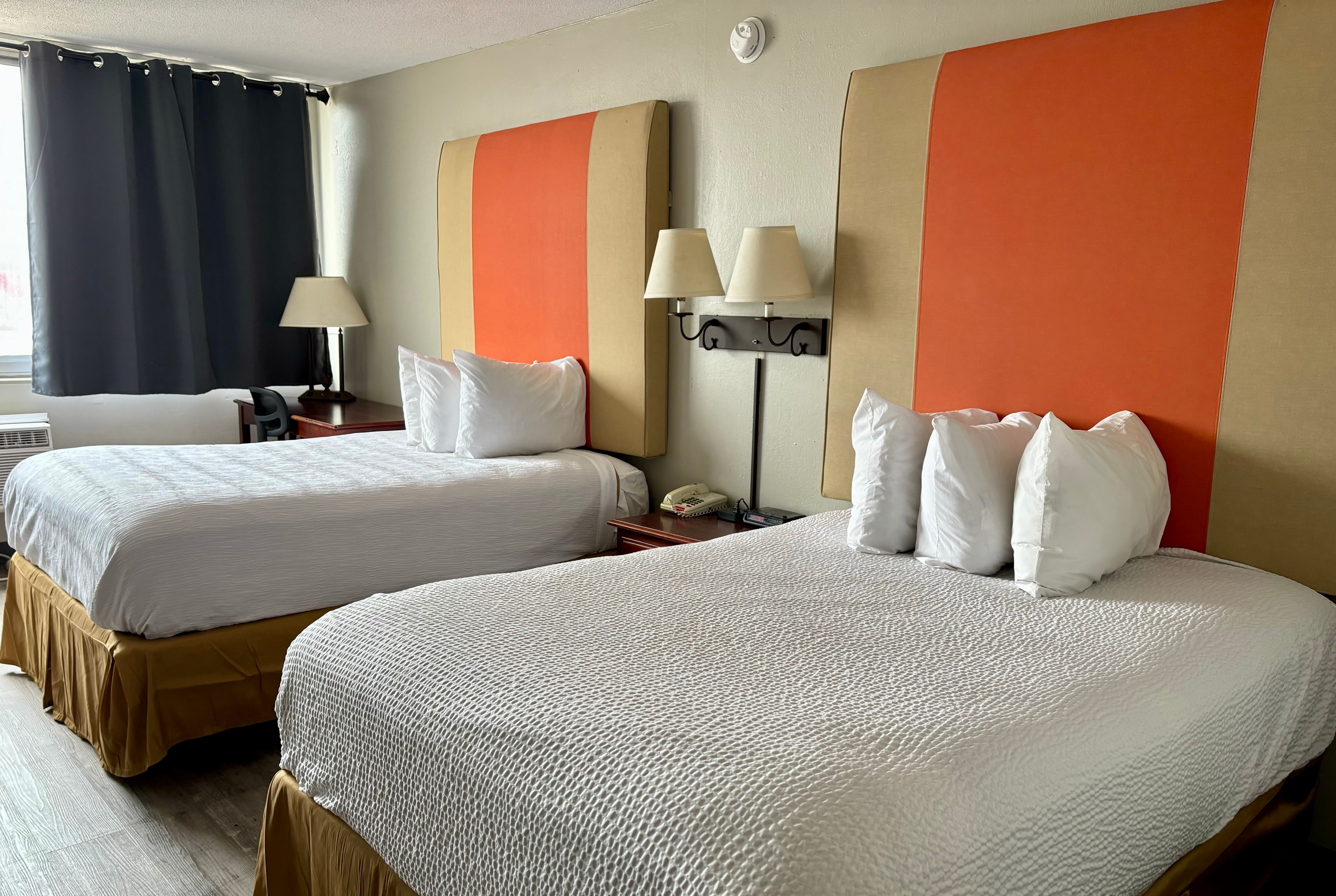 Guest room at the Baymont by Wyndham Keokuk in Keokuk, Iowa