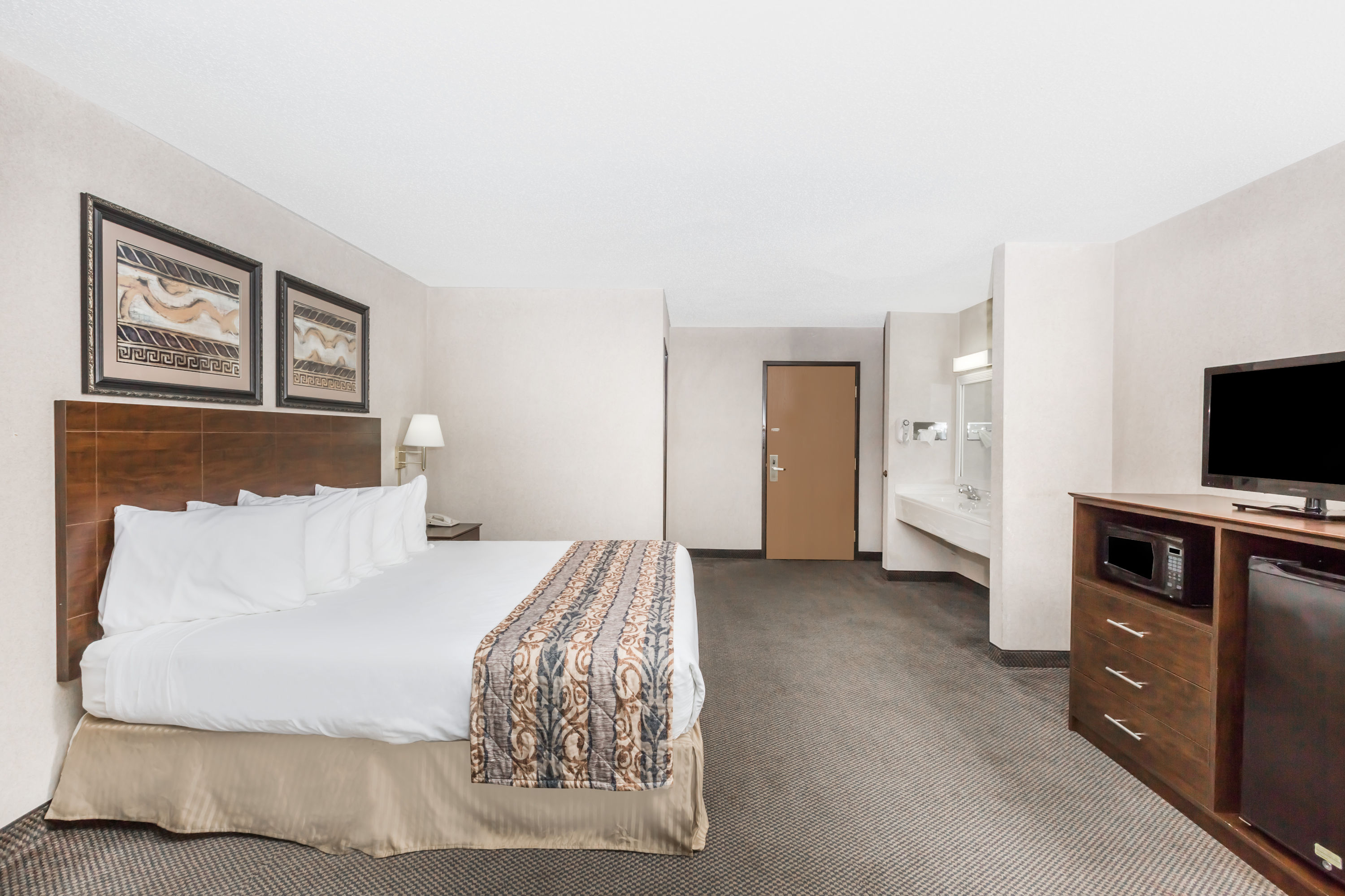 Guest room at the Baymont by Wyndham LeMars in Le Mars, Iowa