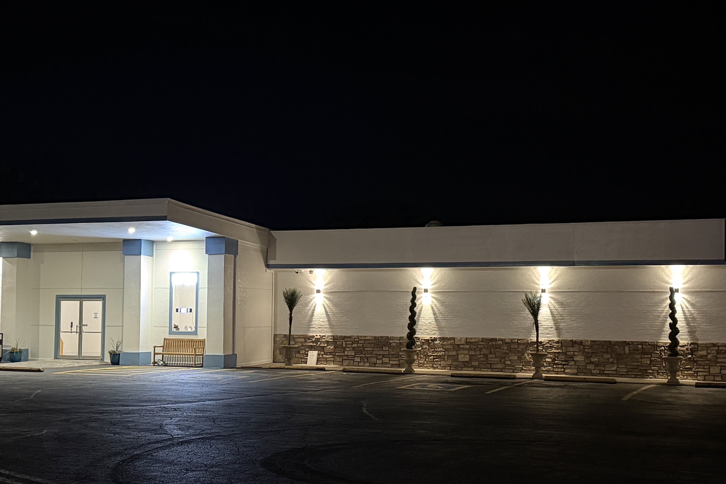 Exterior of Baymont Inn & Suites by Wyndham Newton IA hotel in Newton, Iowa