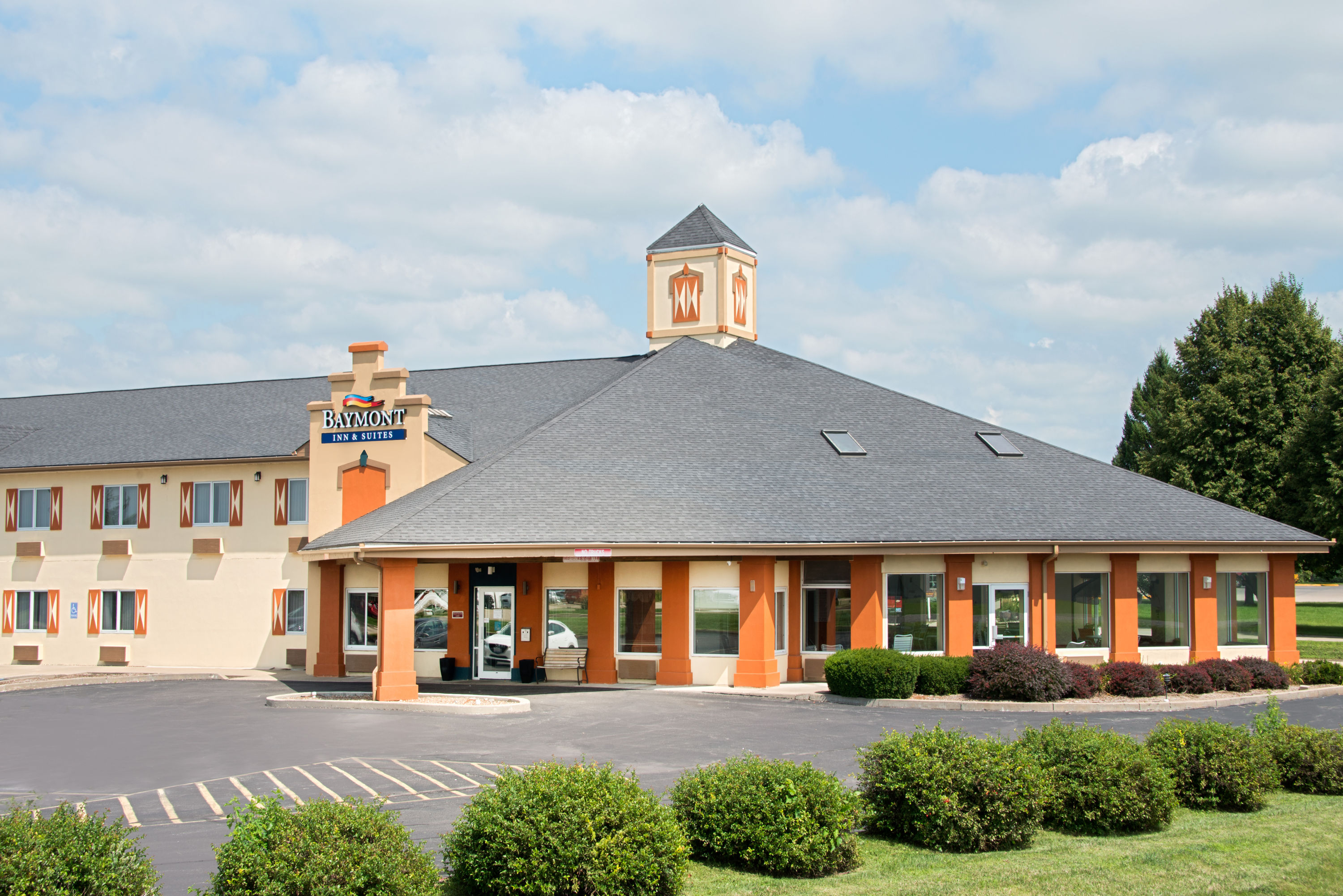 Exterior Day Image of Baymont by Wyndham Pella hotel in Pella, Iowa
