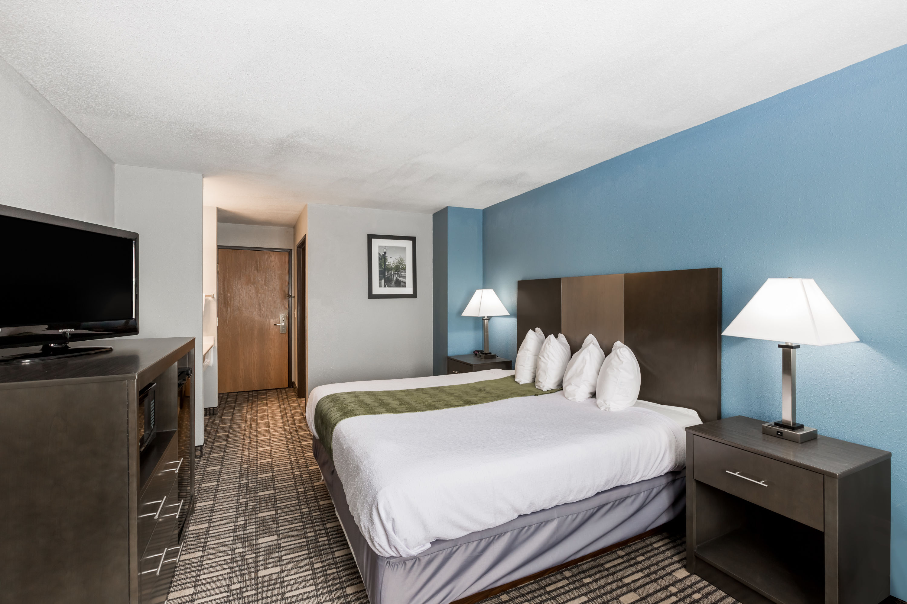 Guest room at the Baymont by Wyndham Pella in Pella, Iowa