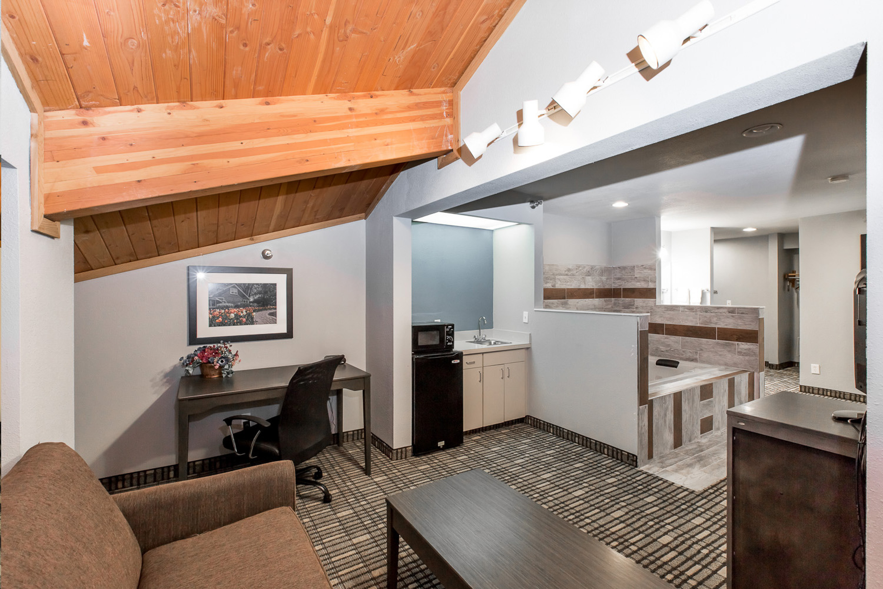 Guest room at the Baymont by Wyndham Pella in Pella, Iowa