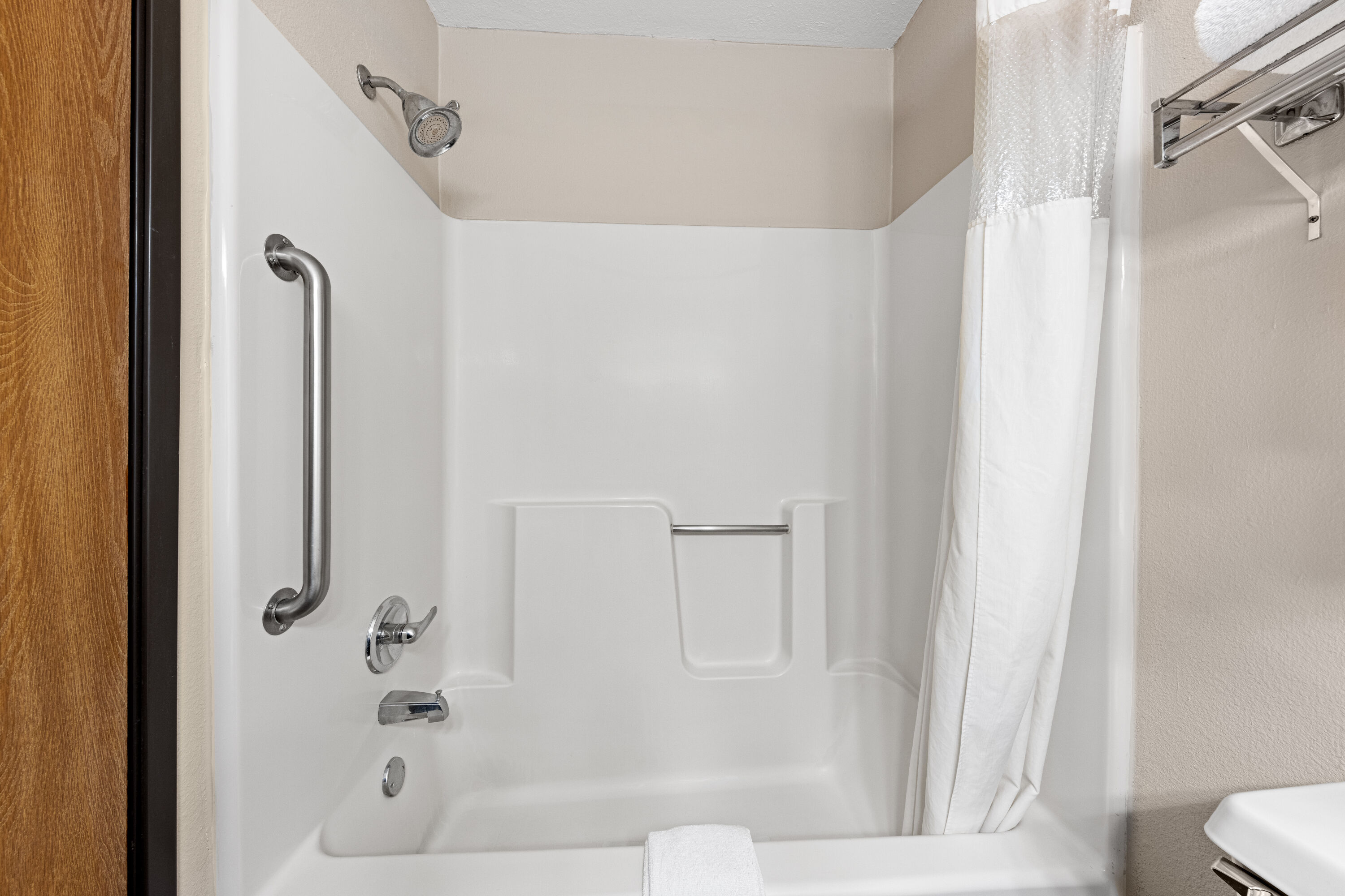 Guest room bath at the Baymont by Wyndham Waterloo in Waterloo, Iowa