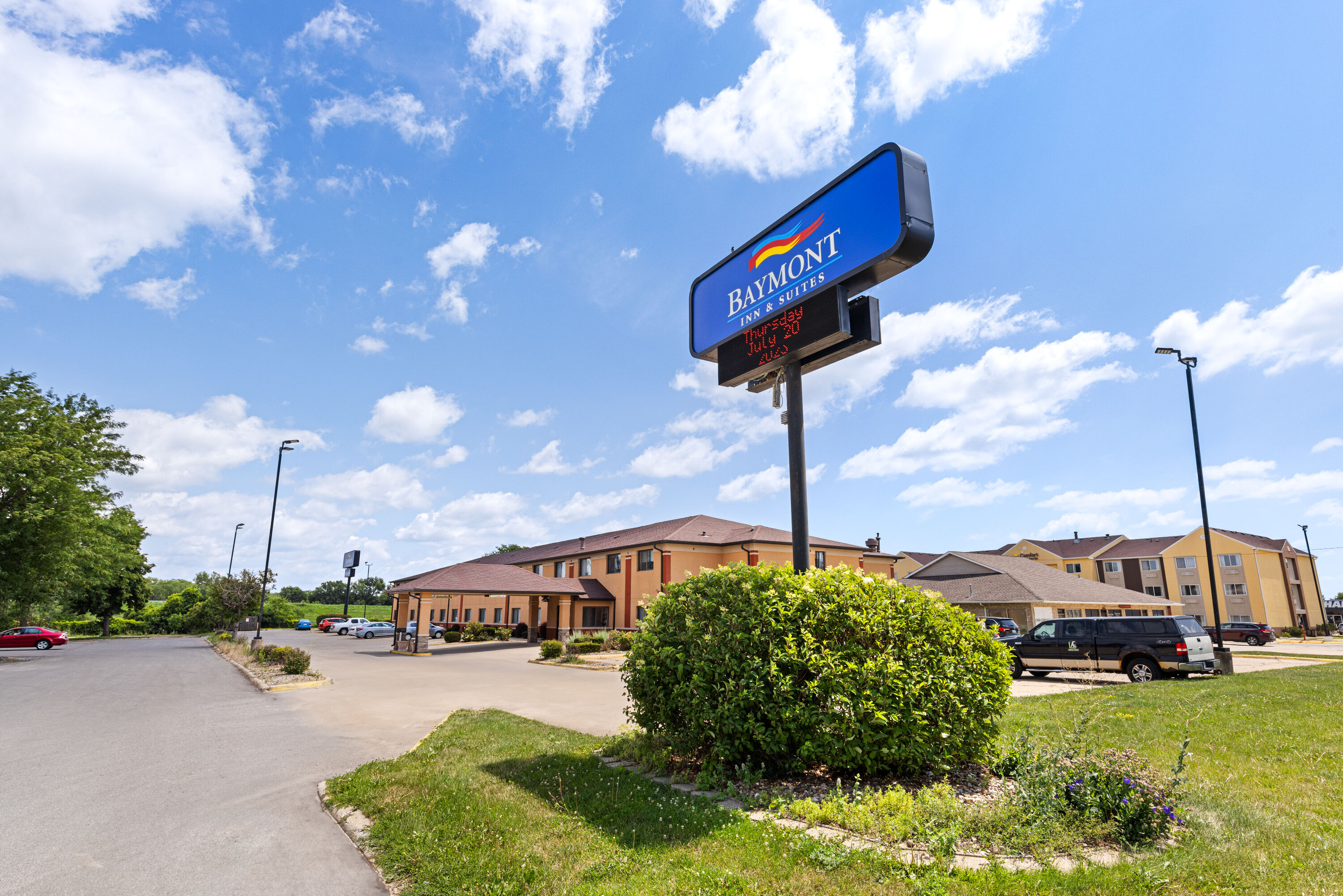 Exterior of Baymont by Wyndham Waterloo hotel in Waterloo, Iowa