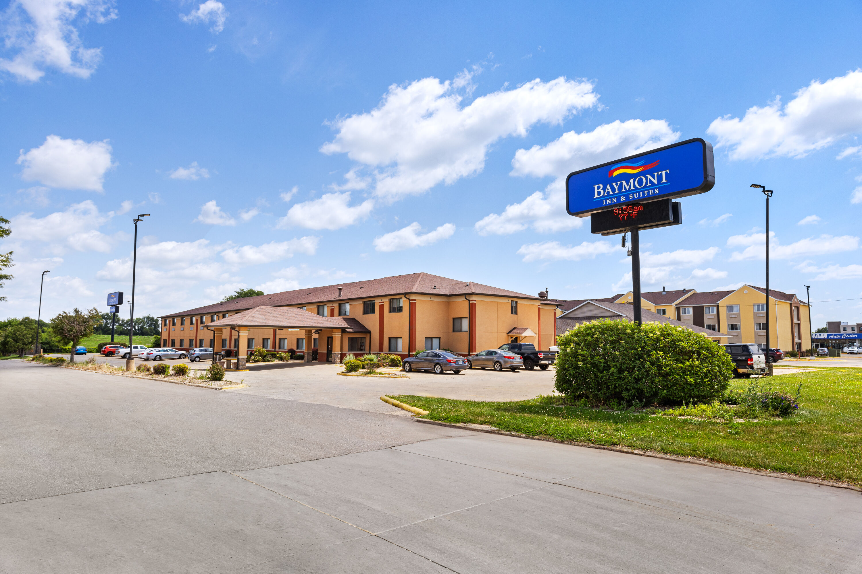 Exterior of Baymont by Wyndham Waterloo hotel in Waterloo, Iowa