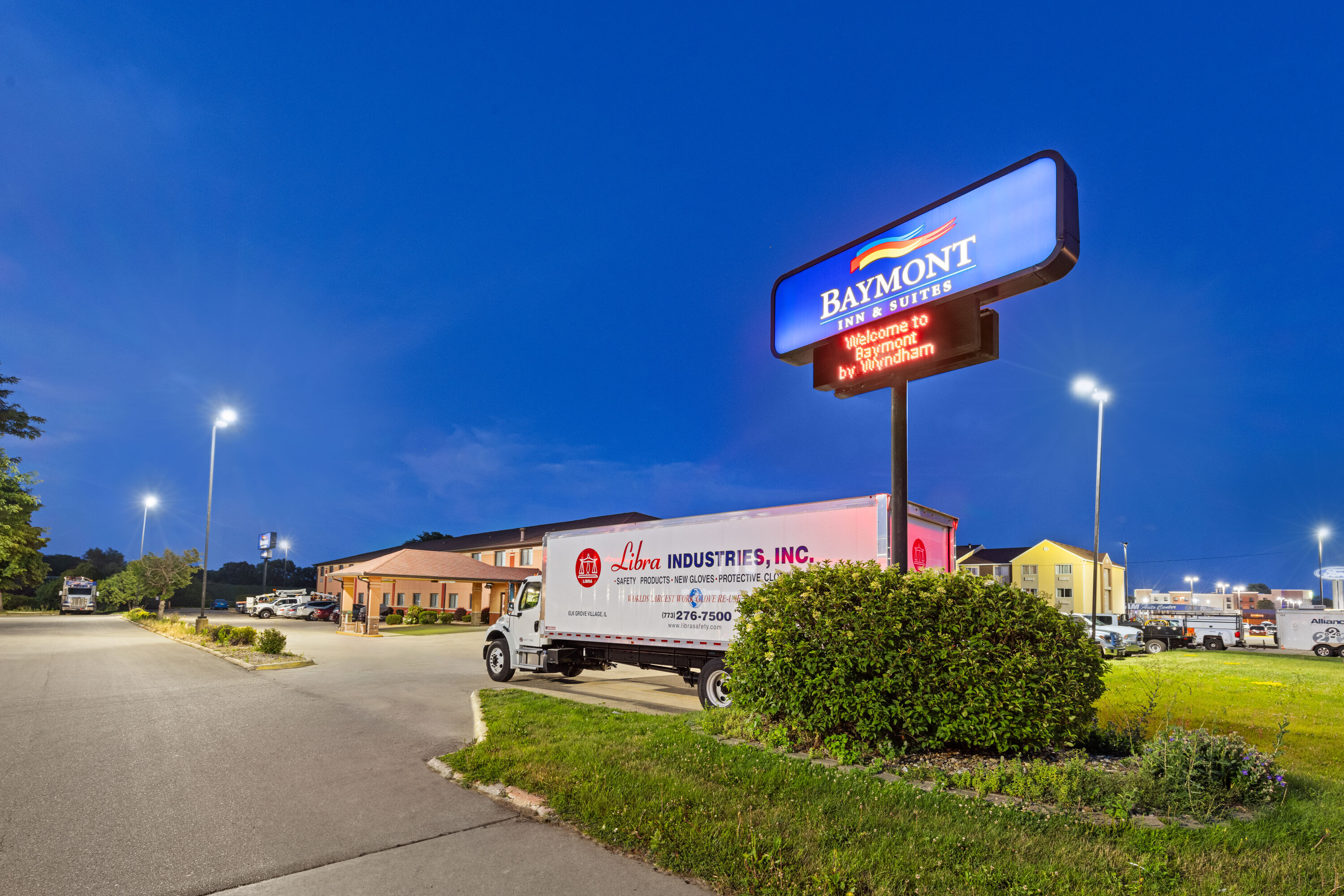 Exterior of Baymont by Wyndham Waterloo hotel in Waterloo, Iowa