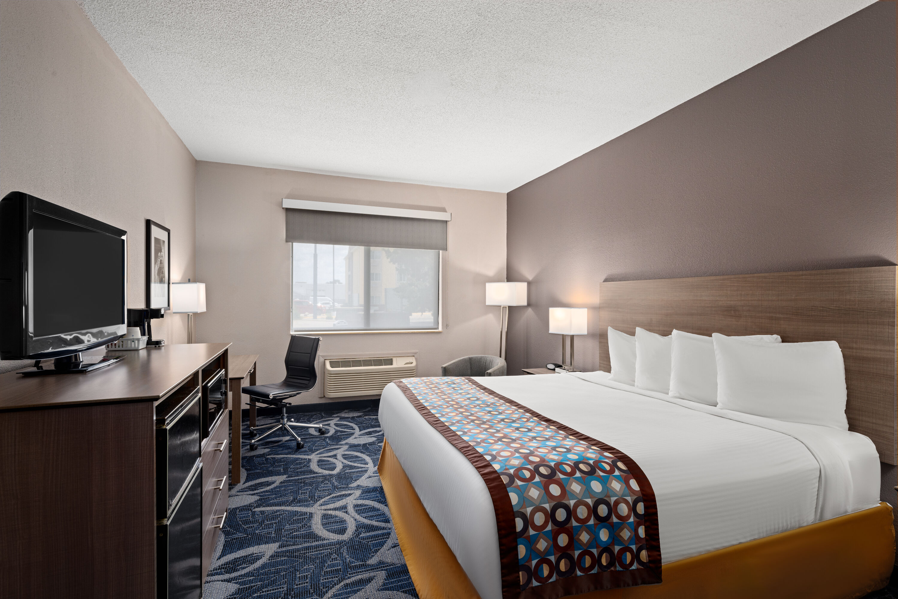 Guest room at the Baymont by Wyndham Waterloo in Waterloo, Iowa
