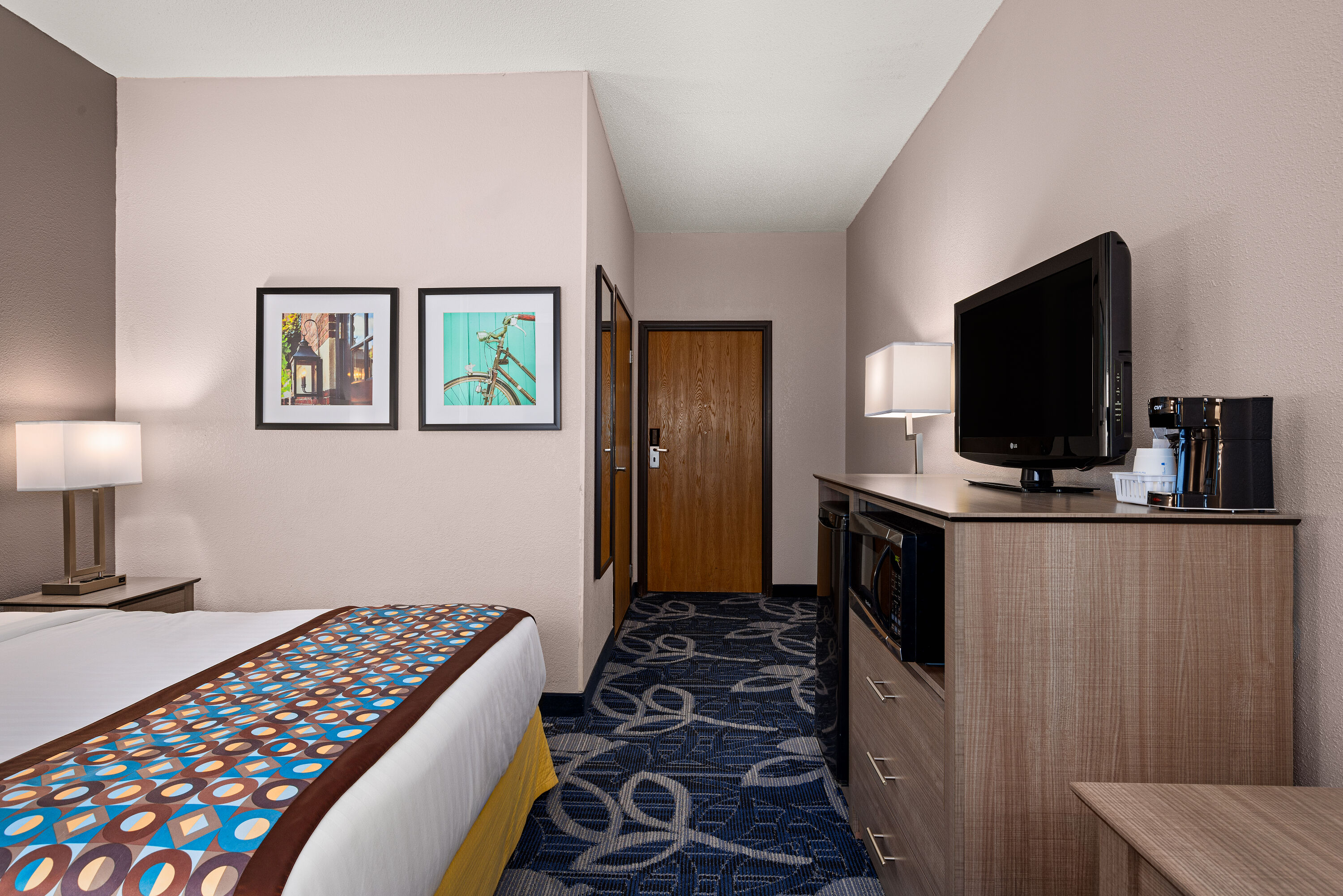 Guest room at the Baymont by Wyndham Waterloo in Waterloo, Iowa