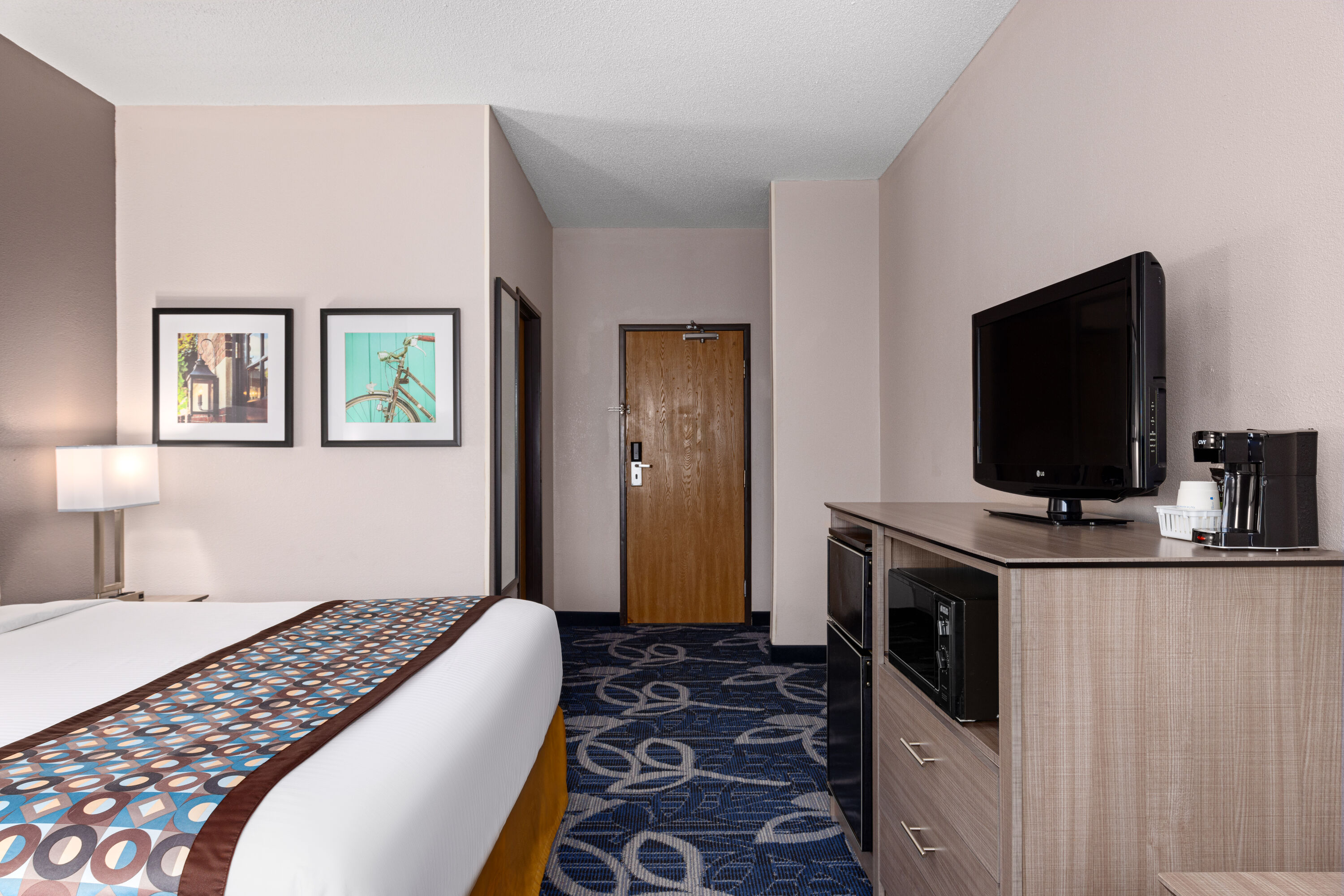 Guest room at the Baymont by Wyndham Waterloo in Waterloo, Iowa