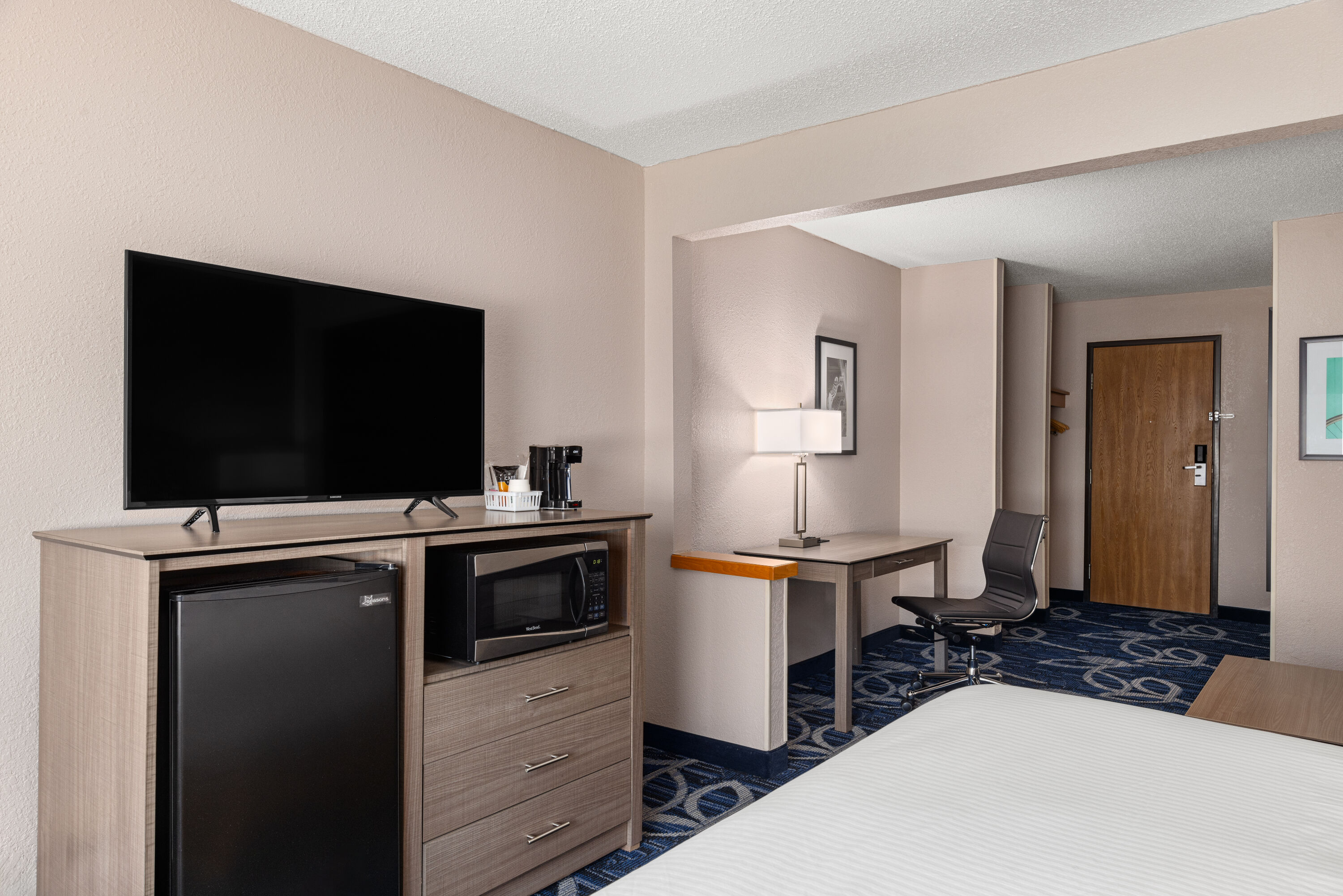 Baymont by Wyndham Waterloo suite in Waterloo, Iowa