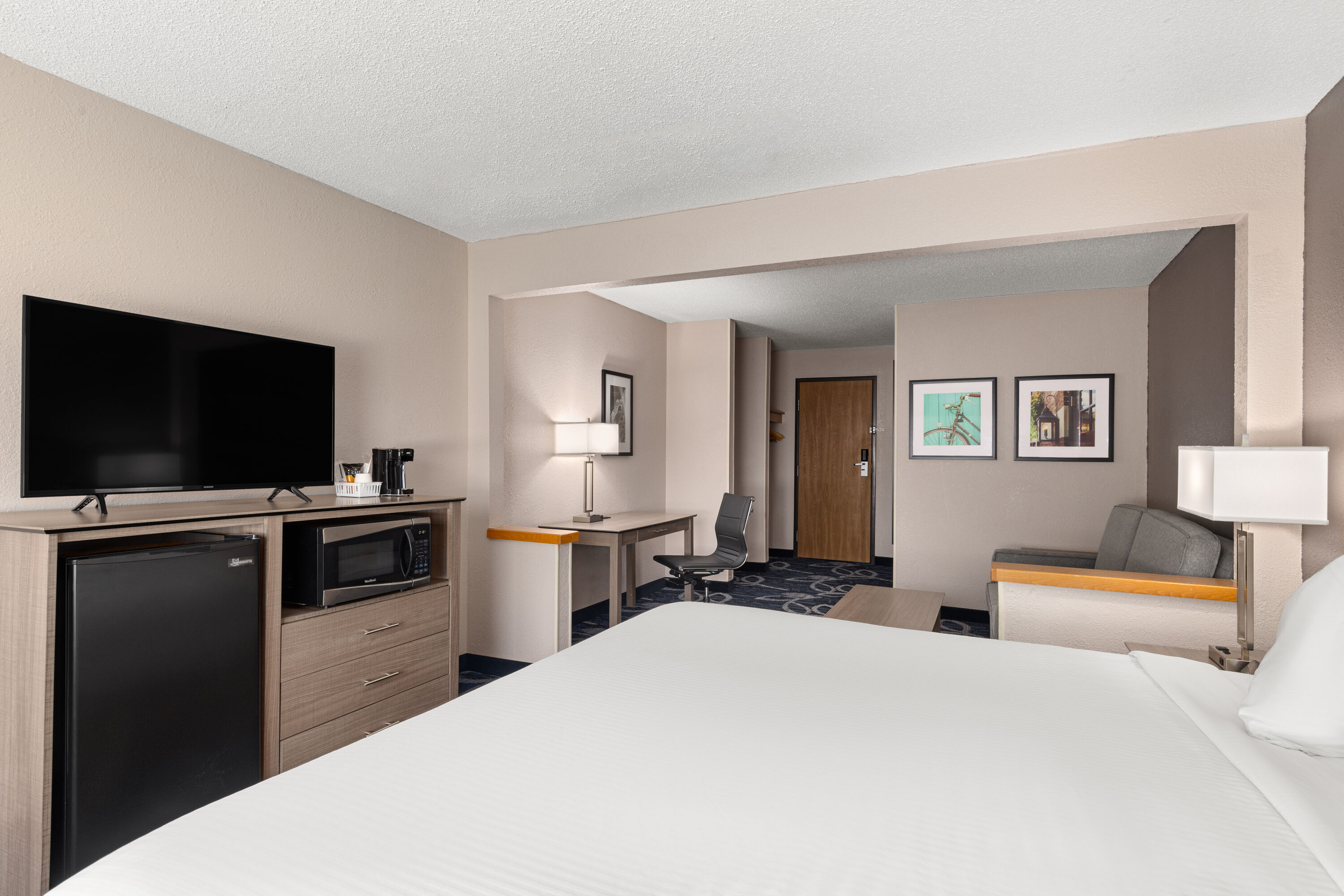 Baymont by Wyndham Waterloo suite in Waterloo, Iowa