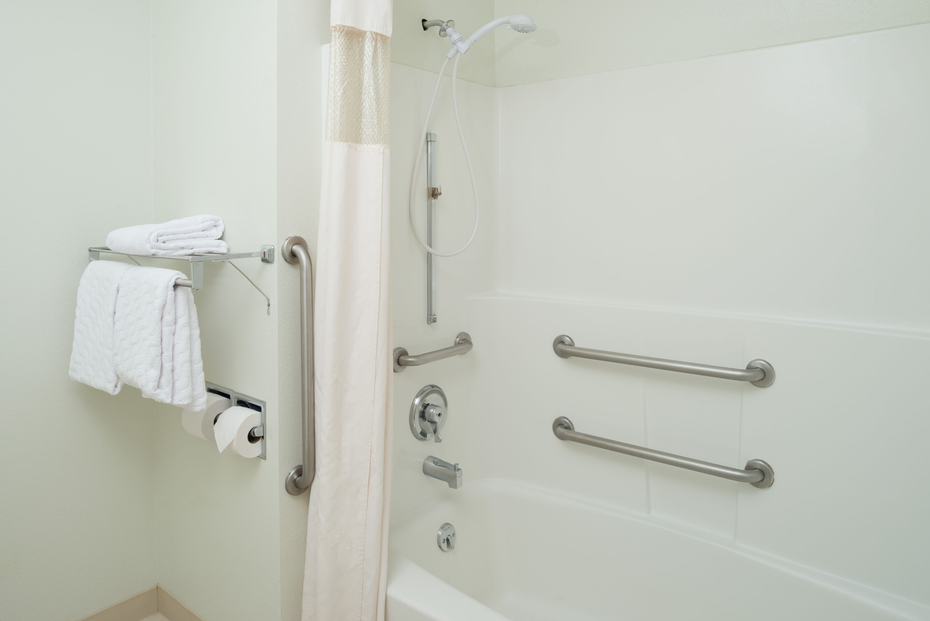 Guest room at the Baymont by Wyndham Coeur D Alene in Coeur d Alene, Idaho