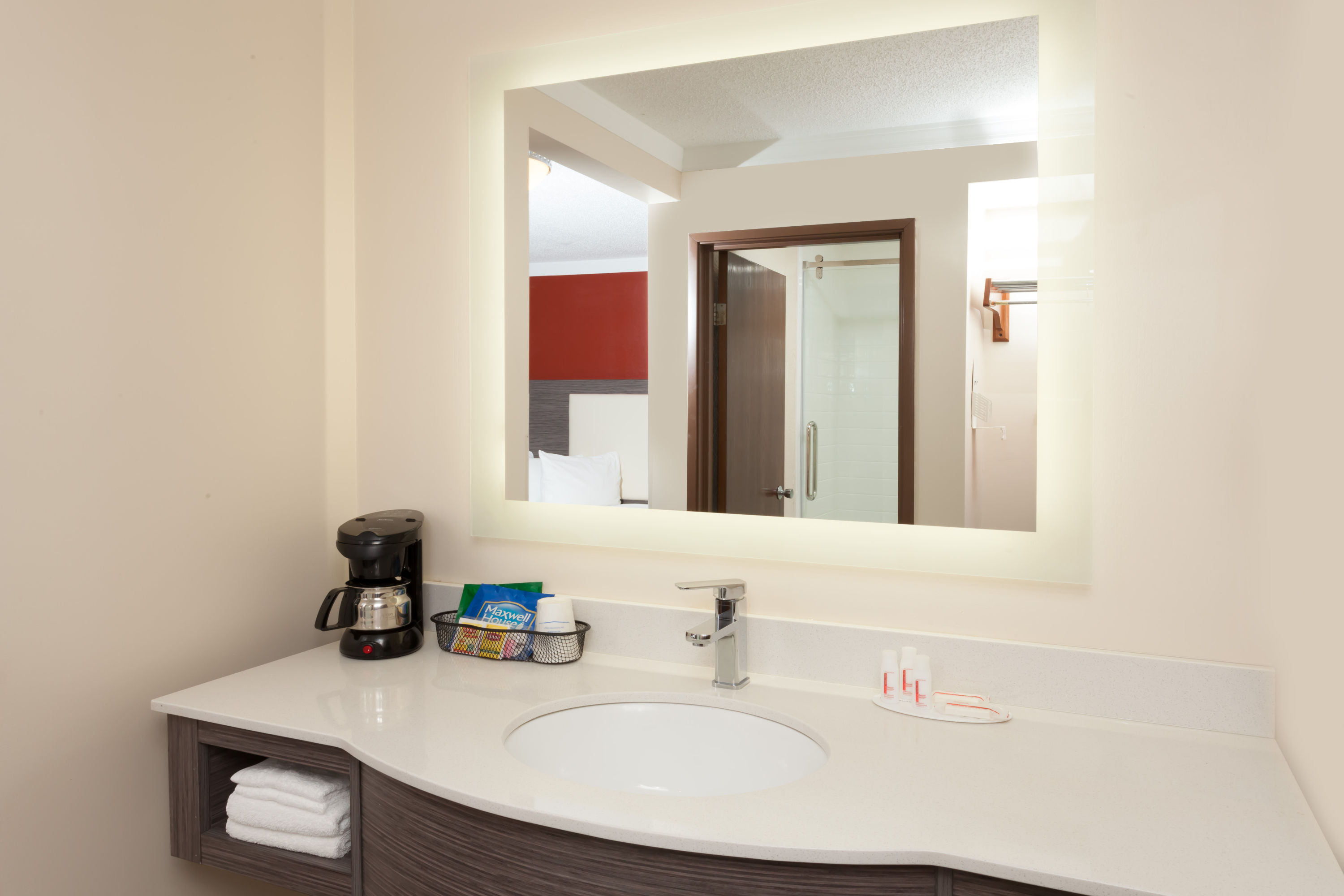 Guest room bath at the Baymont by Wyndham Chicago/Alsip in Alsip, Illinois