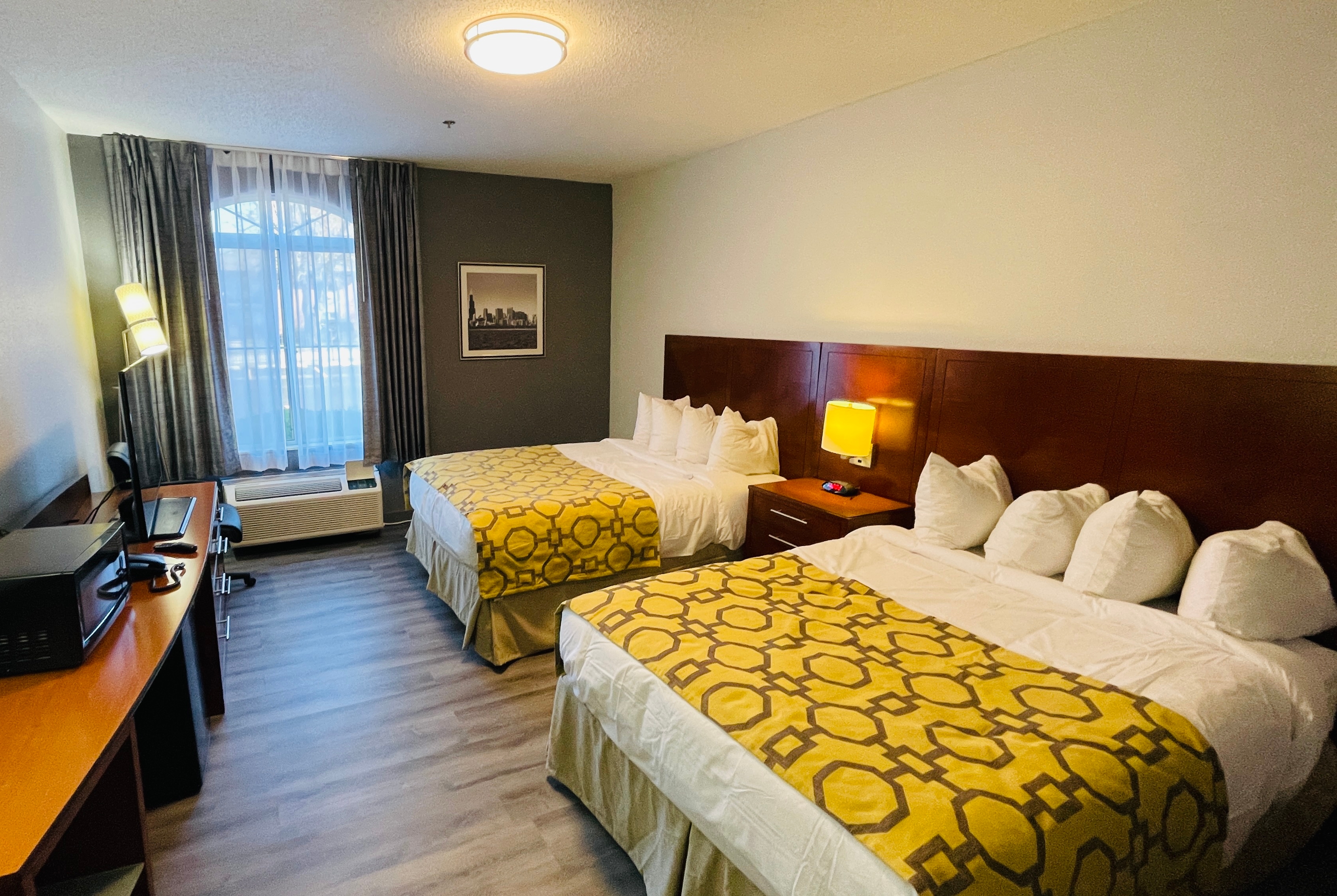 Queen bed guest room at the Baymont by Wyndham Chicago/Calumet City in Calumet City, Illinois