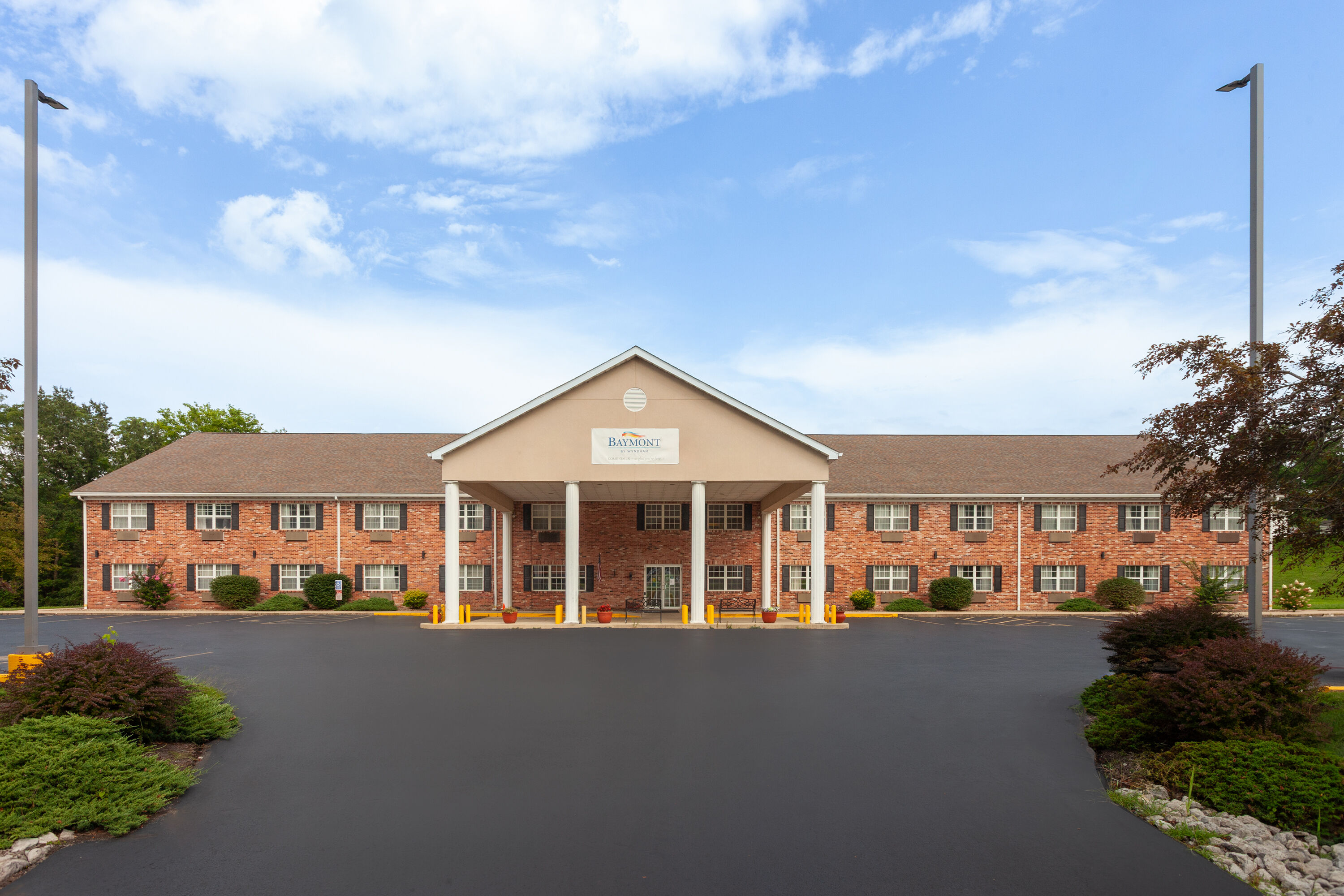 Exterior Day Image of Baymont by Wyndham Chester IL hotel in Chester, Illinois