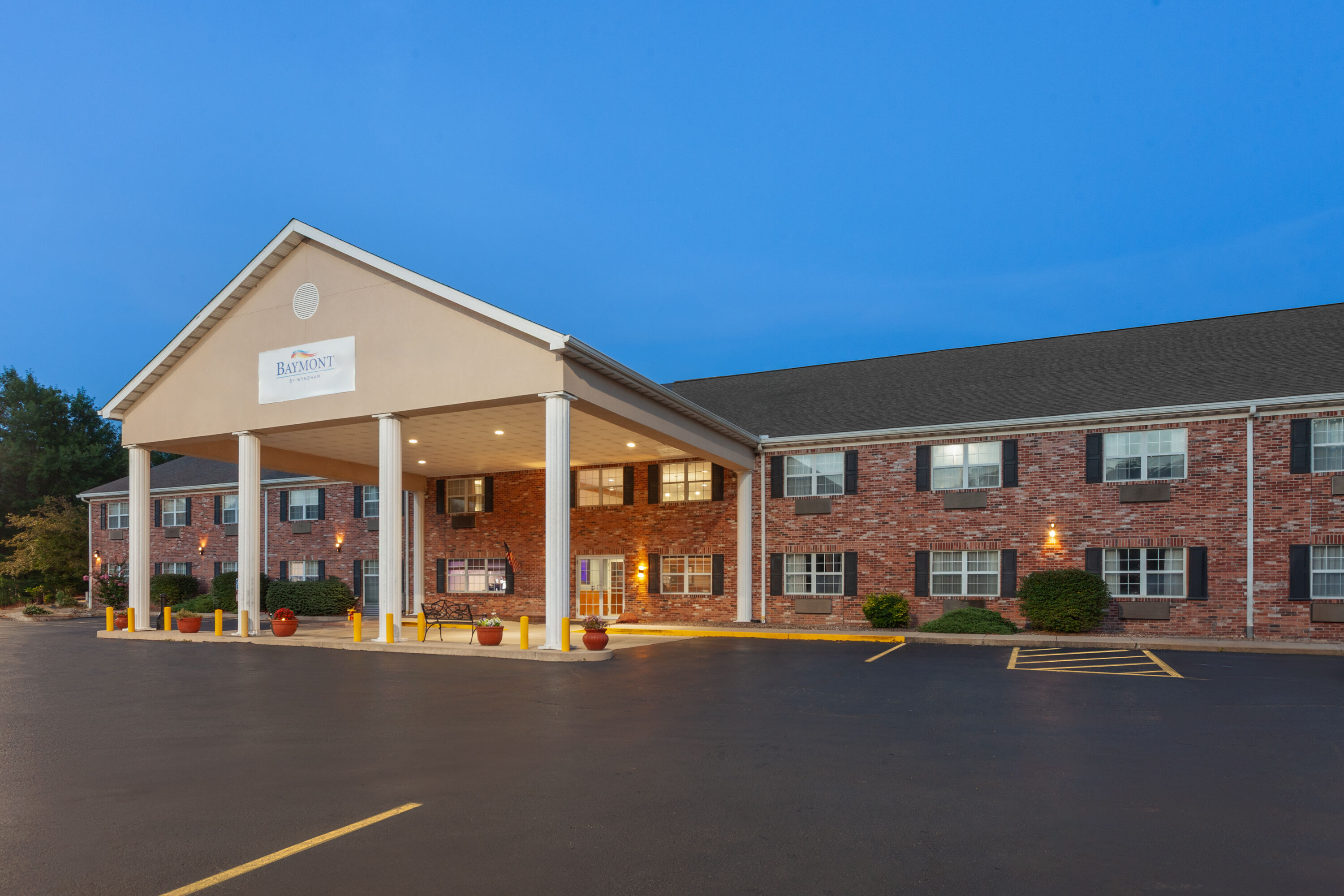 Exterior Dusk Image of Baymont by Wyndham Chester IL hotel in Chester, Illinois