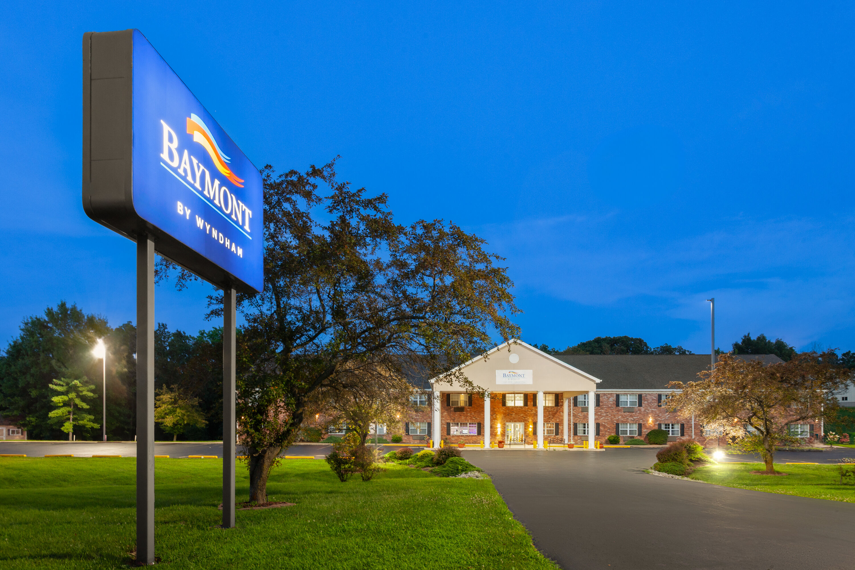 Exterior Dusk Image of Baymont by Wyndham Chester IL hotel in Chester, Illinois